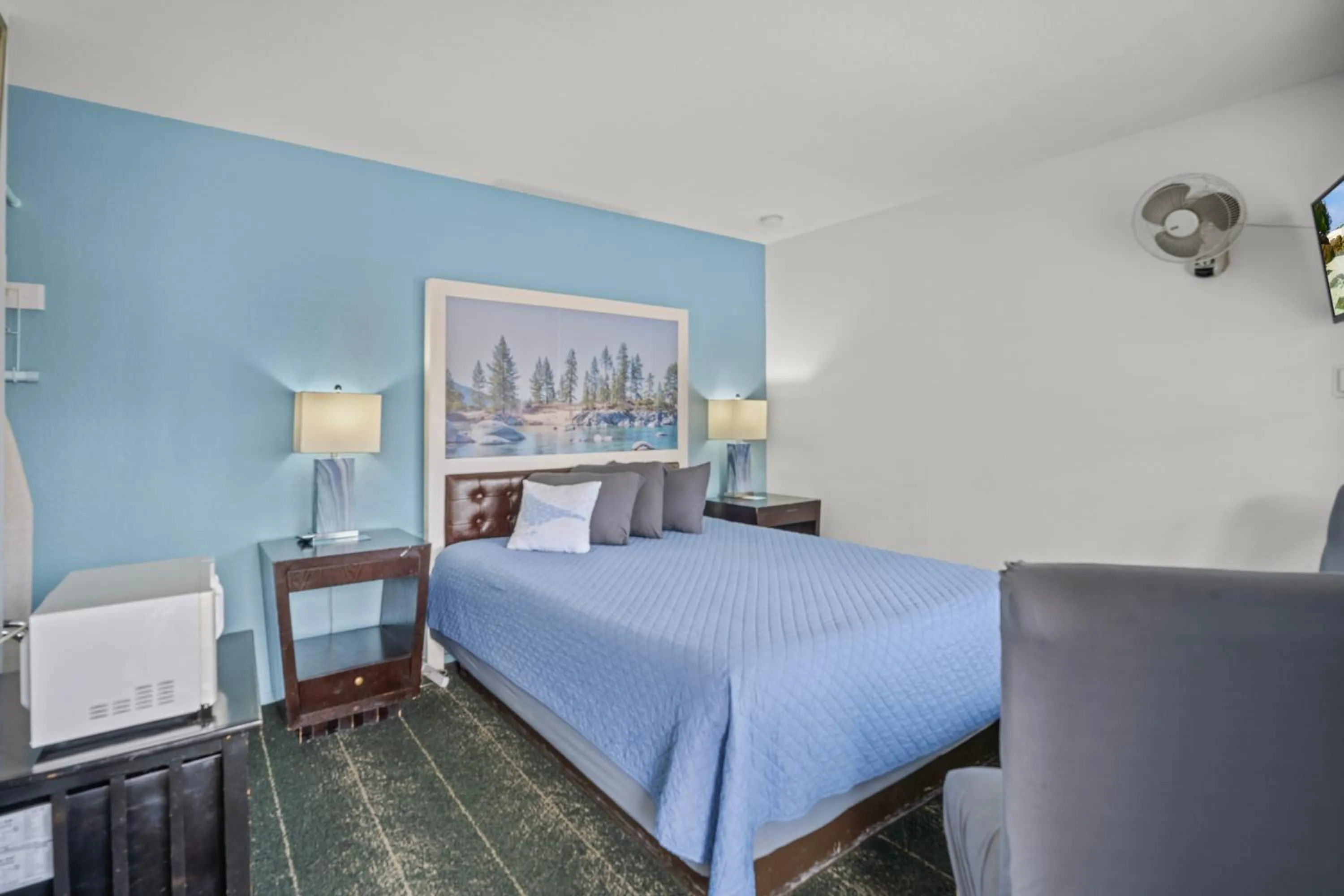 Bed in Bluebird Day Inn & Suites