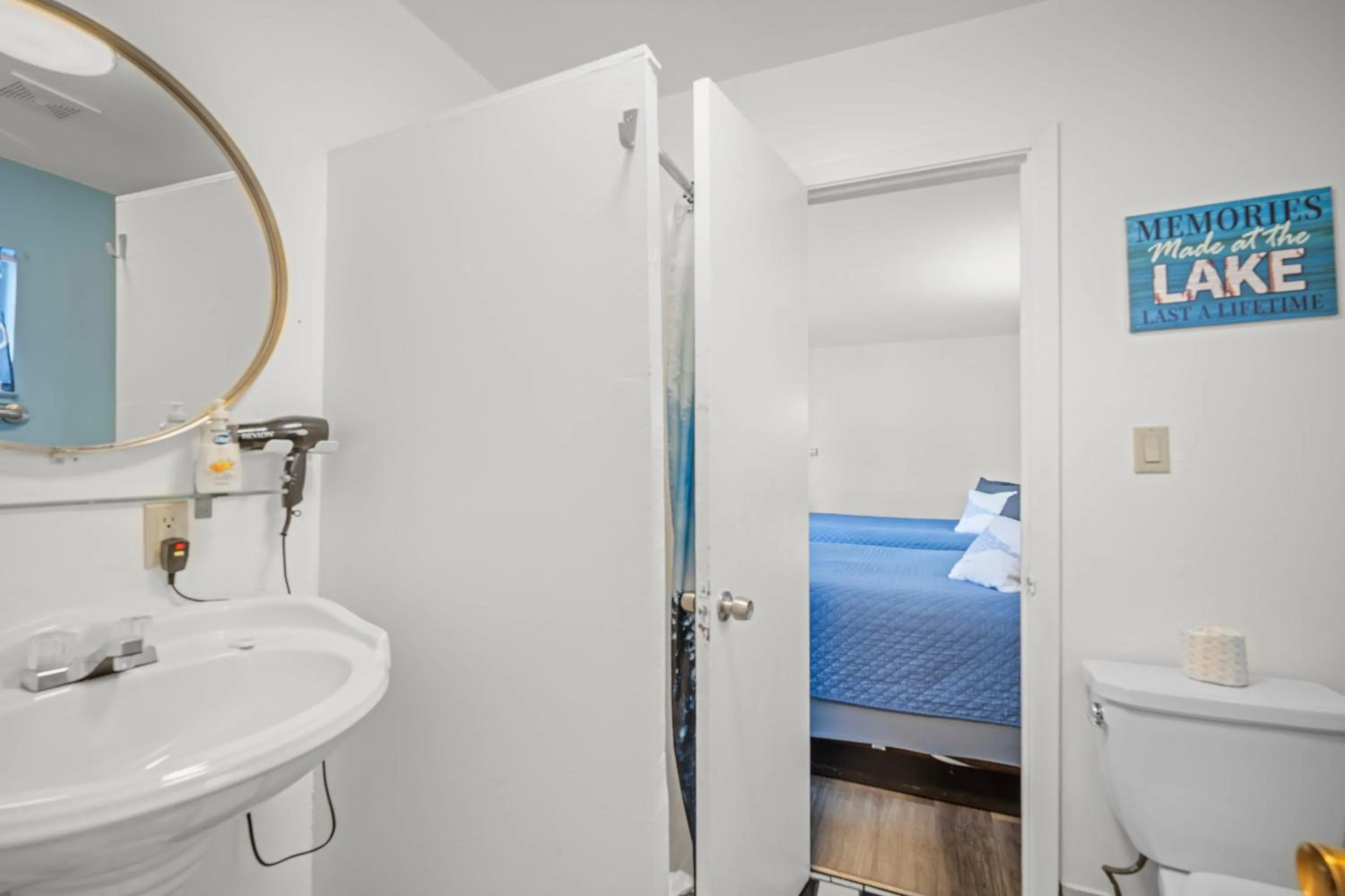 Bathroom, Bed in Bluebird Day Inn & Suites