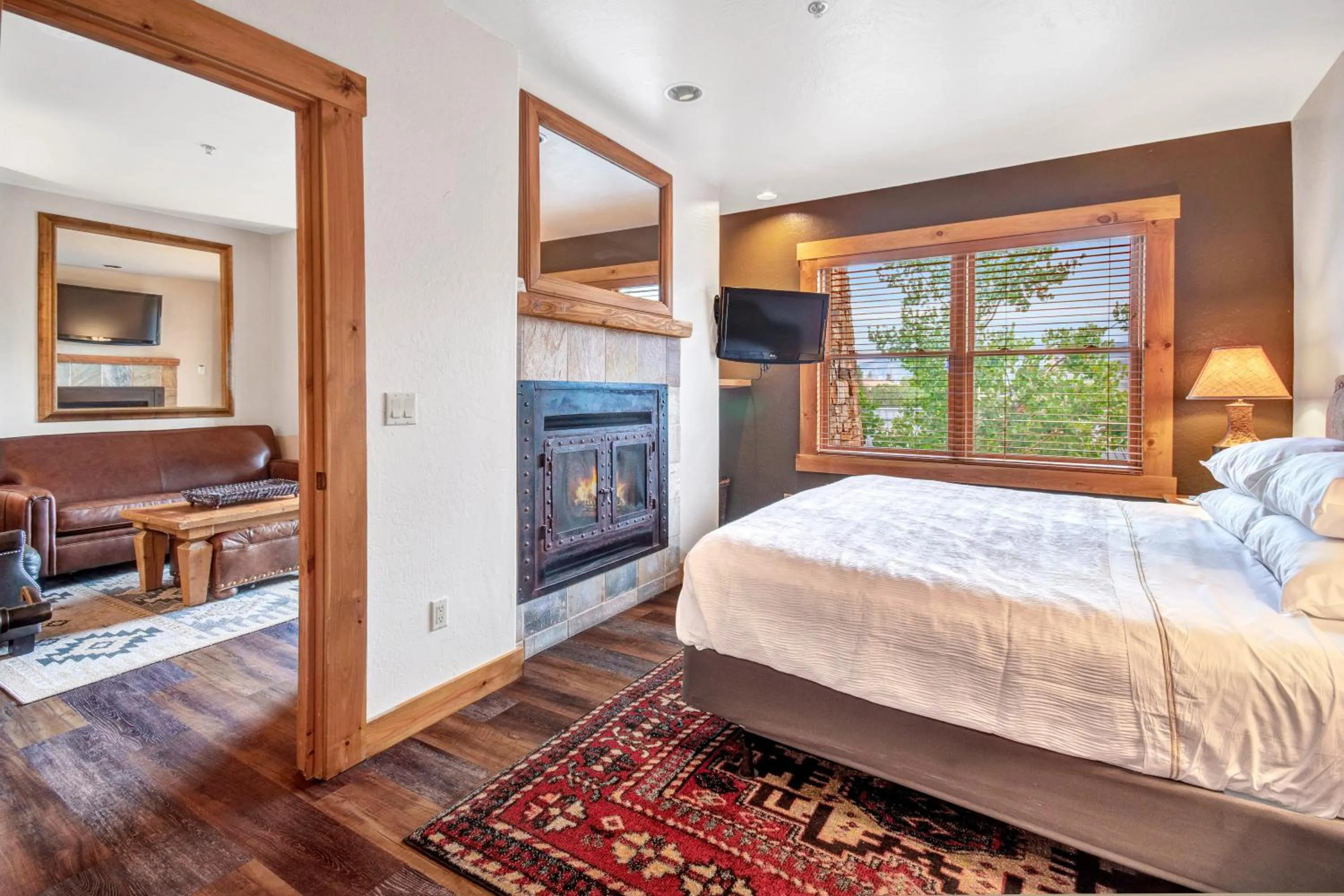 Bedroom, Bed in Mountain Lodge Telluride