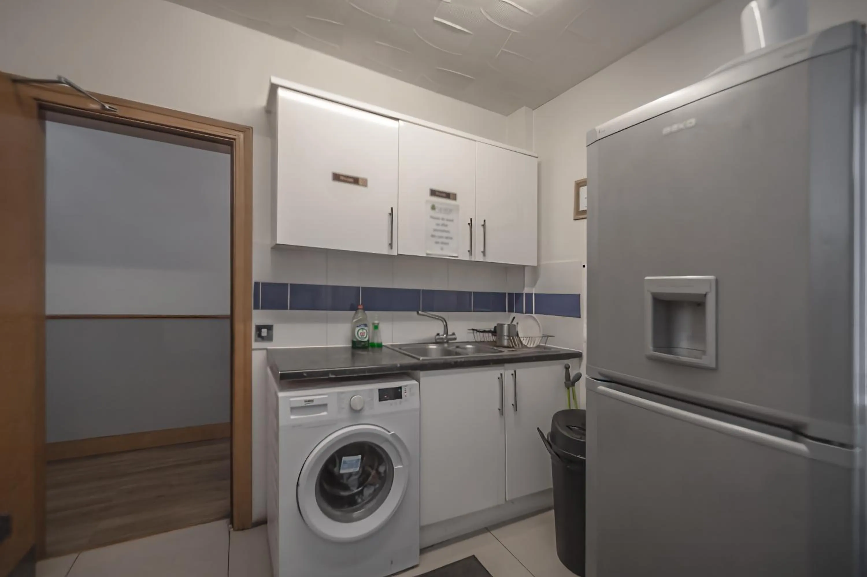 Communal kitchen in Flexistay Aparthotel Sutton