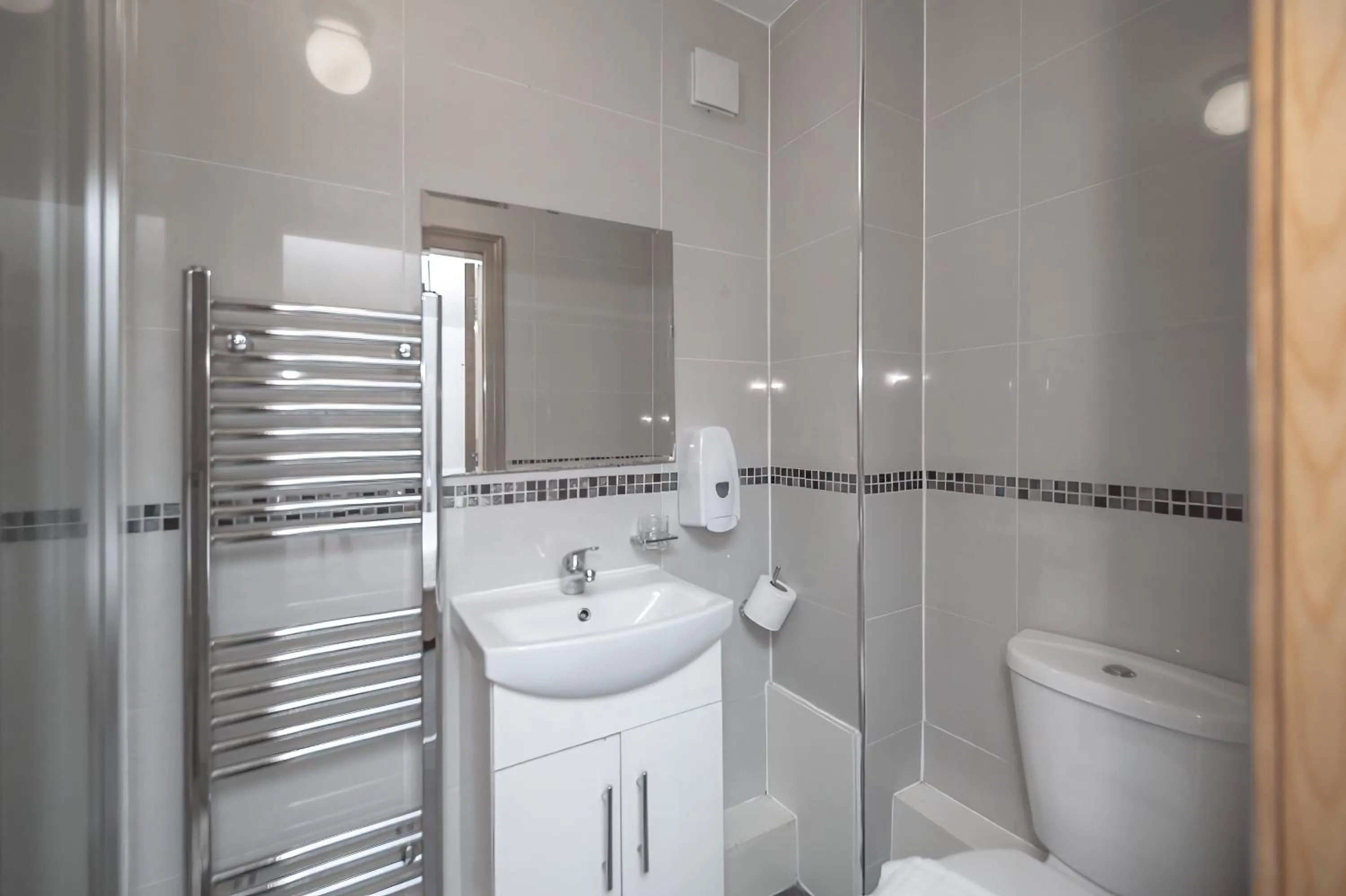 Bathroom in Flexistay Aparthotel Sutton