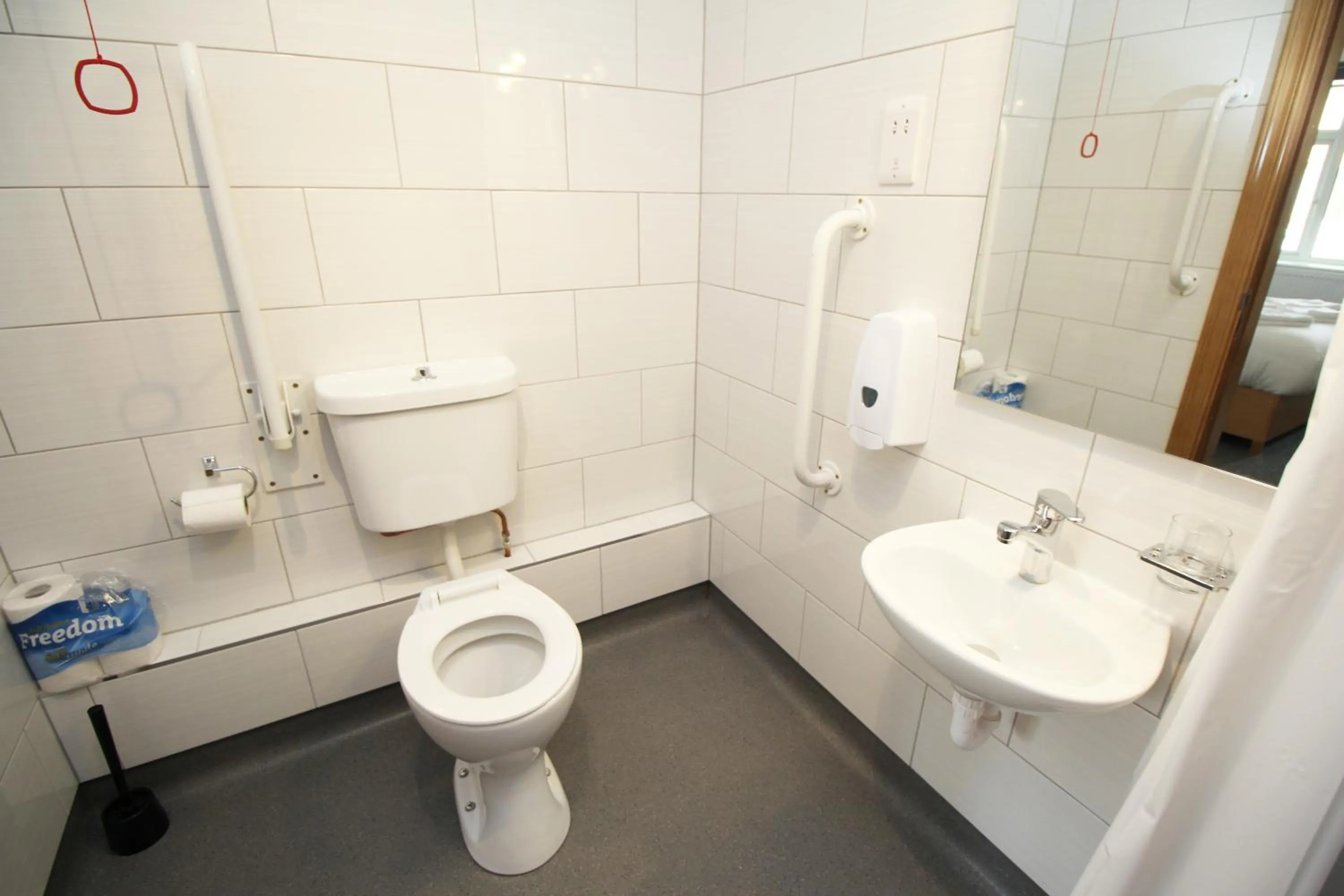 Bathroom in Flexistay Aparthotel Sutton