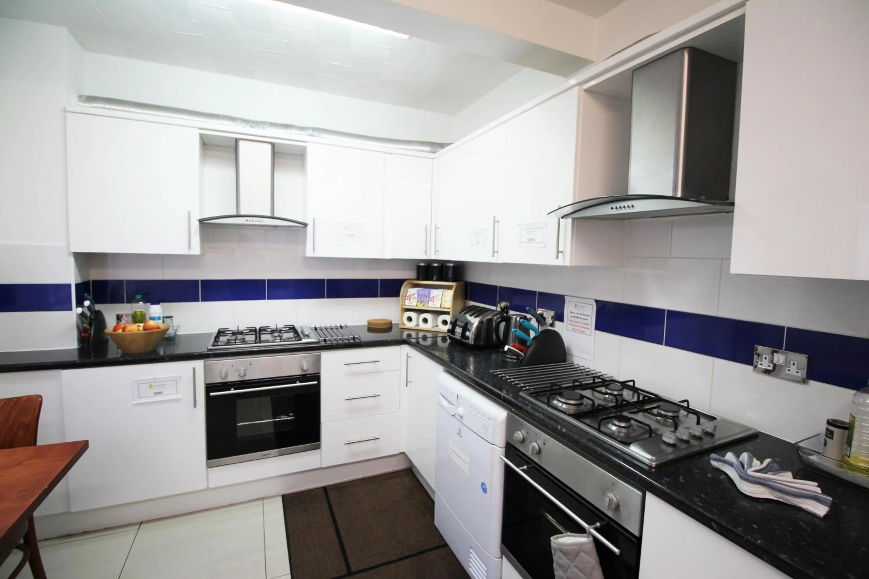 Kitchen or kitchenette in Flexistay Aparthotel Sutton