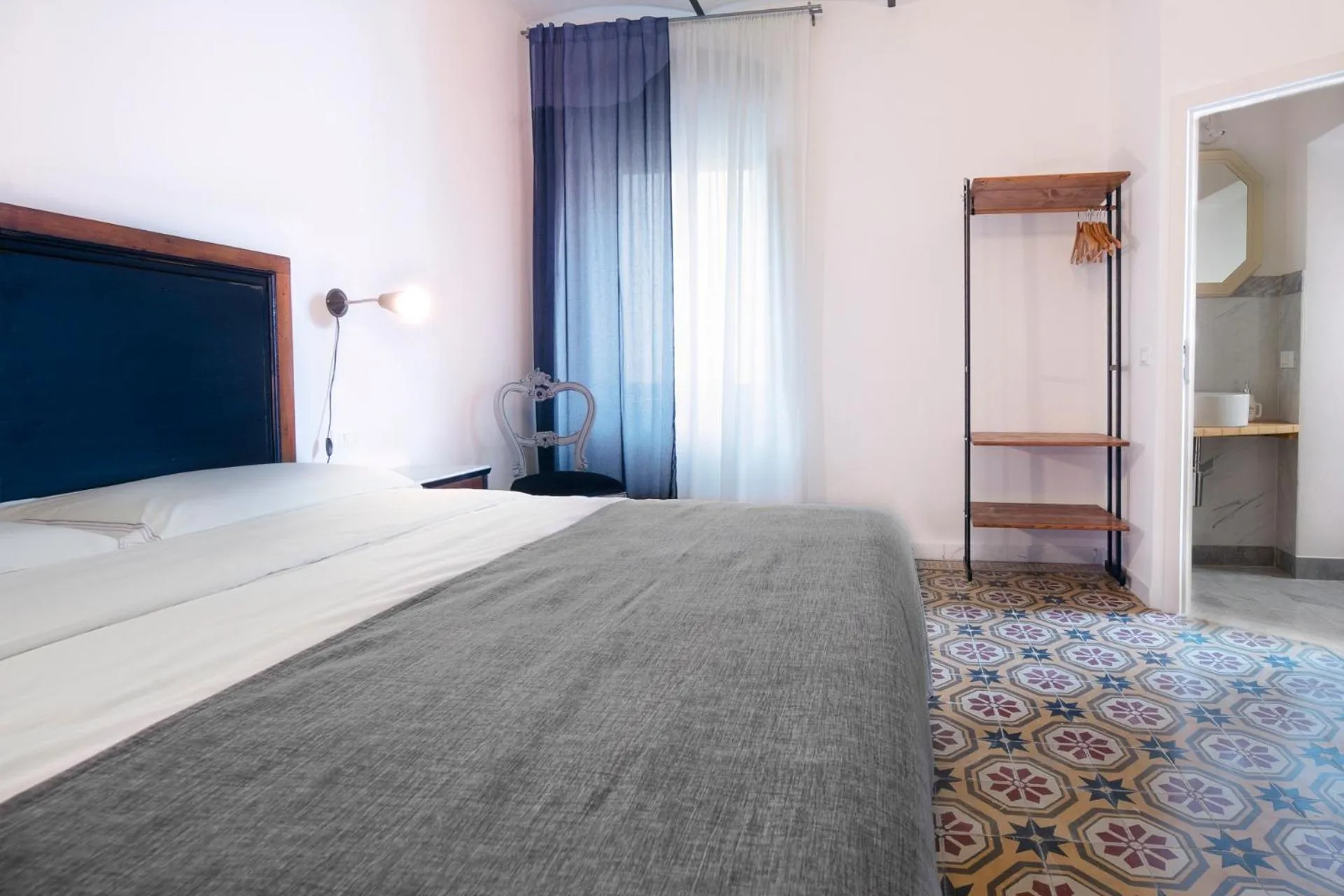 Photo of the whole room, Bed in Carrara Bella