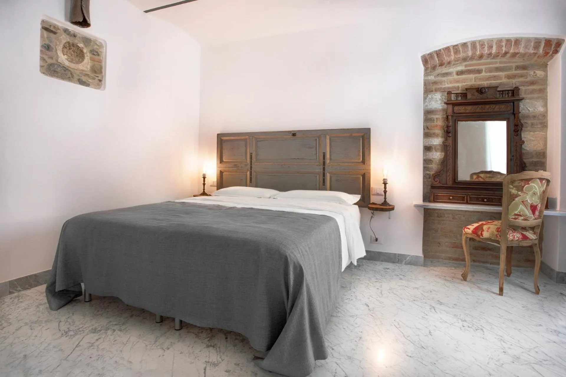 Photo of the whole room, Bed in Carrara Bella