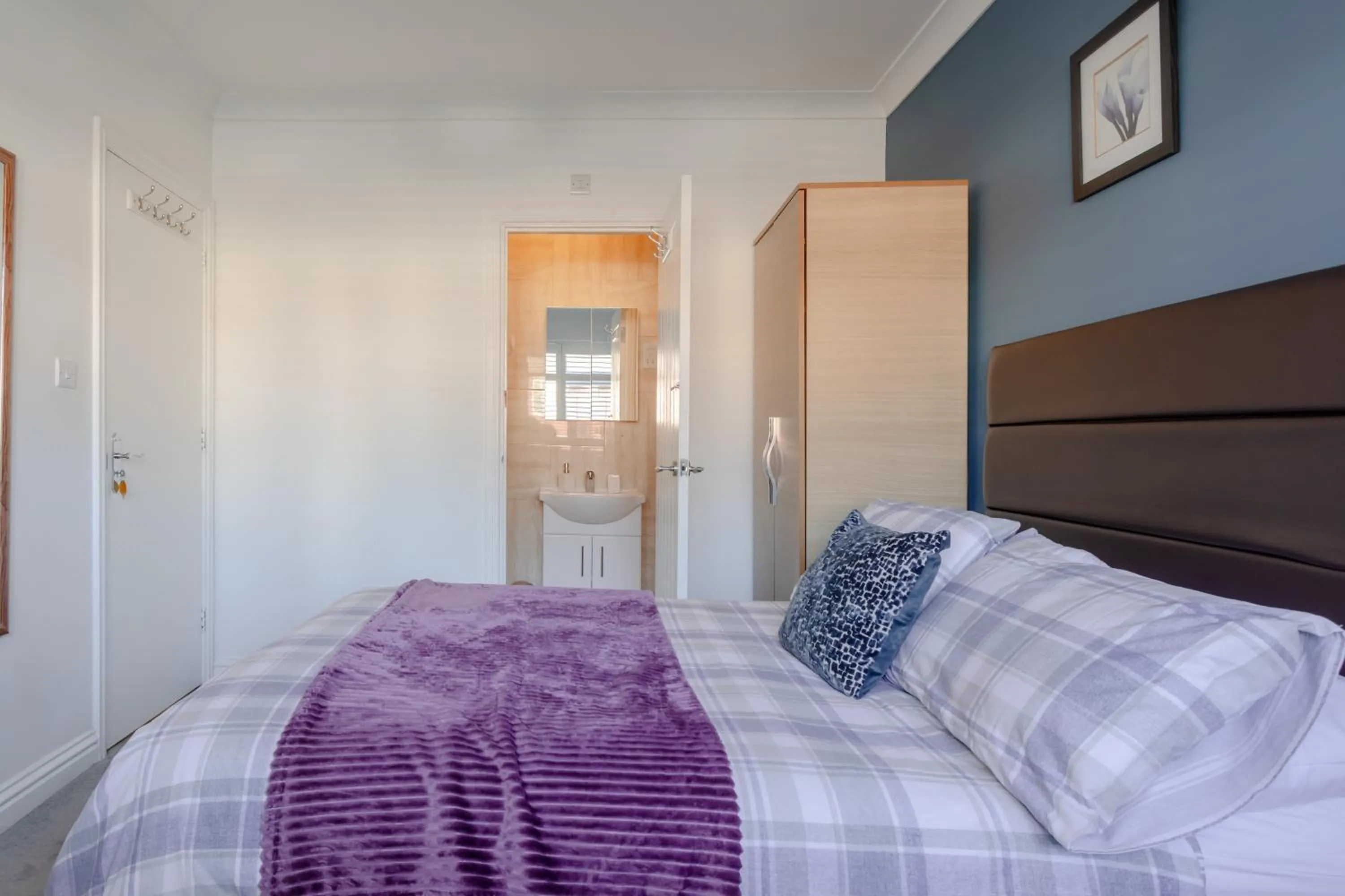 Photo of the whole room, Bed in Apple House Wembley