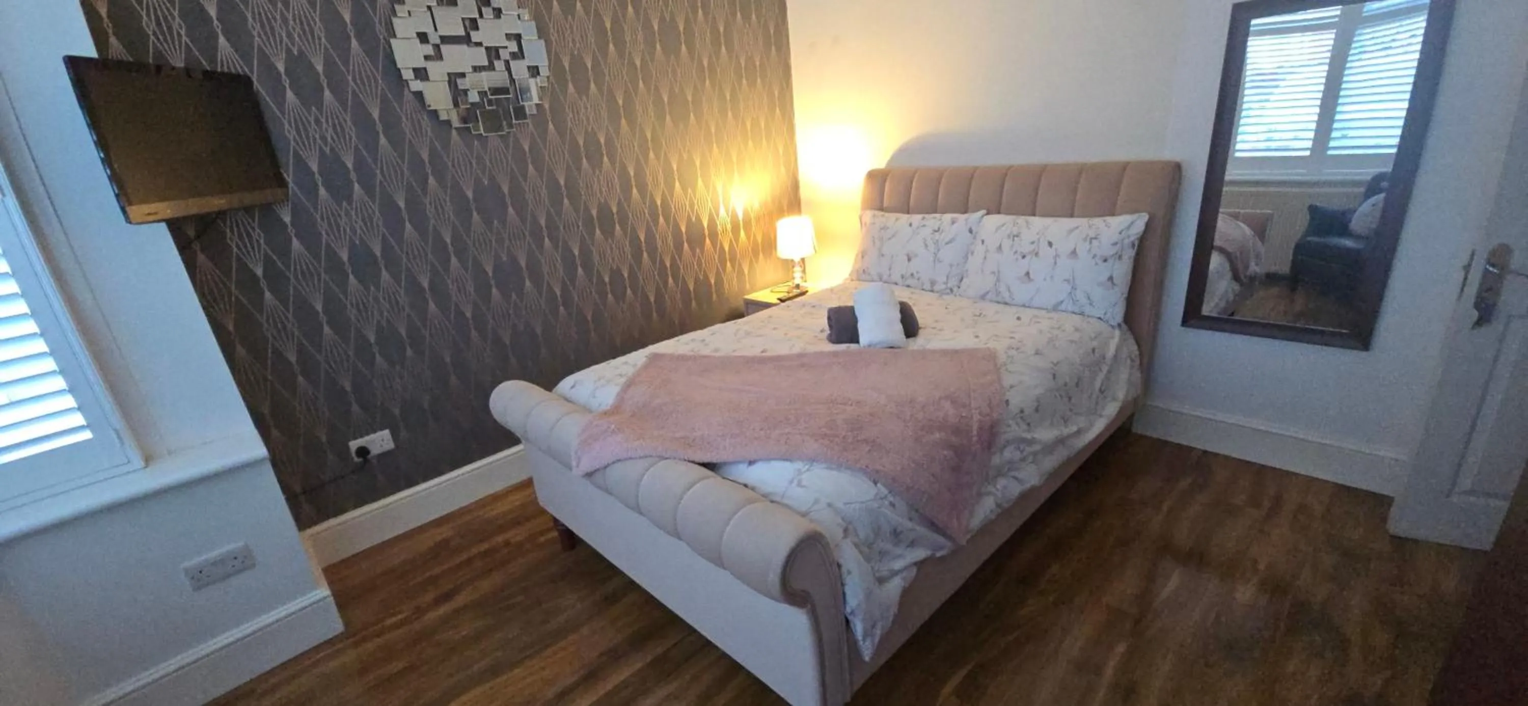 Bedroom, Bed in Apple House Wembley