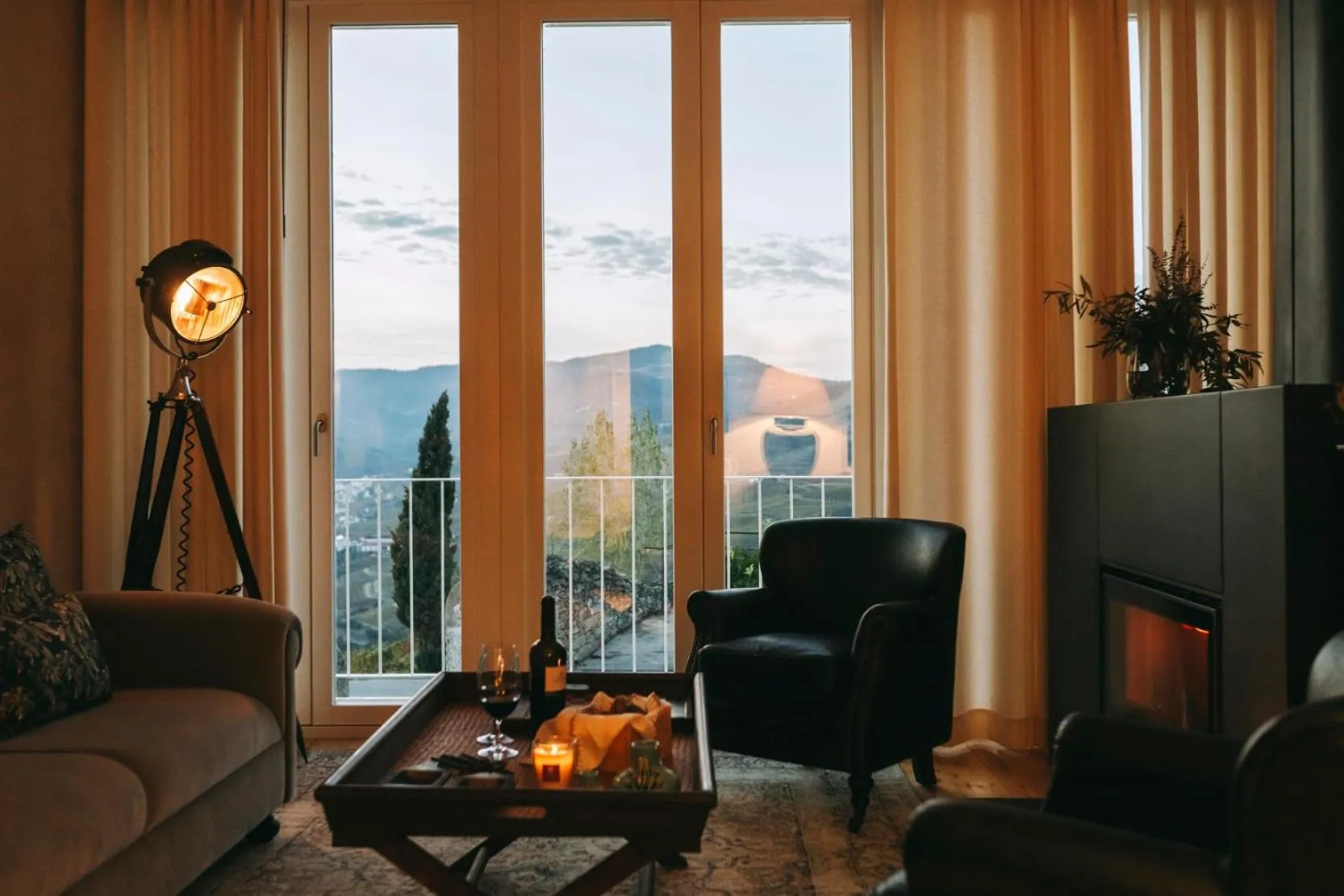 Communal lounge/ TV room in Ventozelo Hotel & Quinta