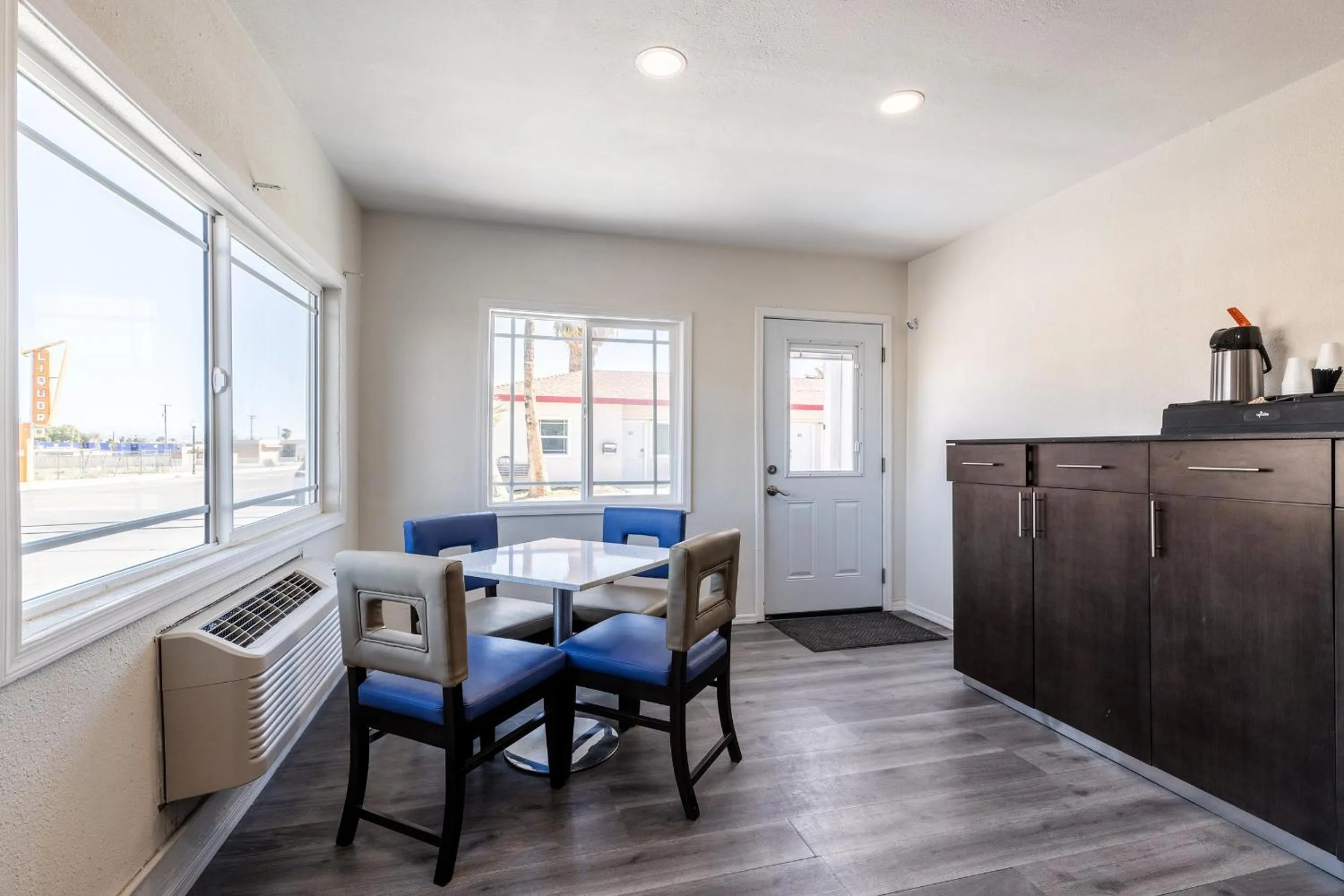 Dining area in Econo Lodge Needles