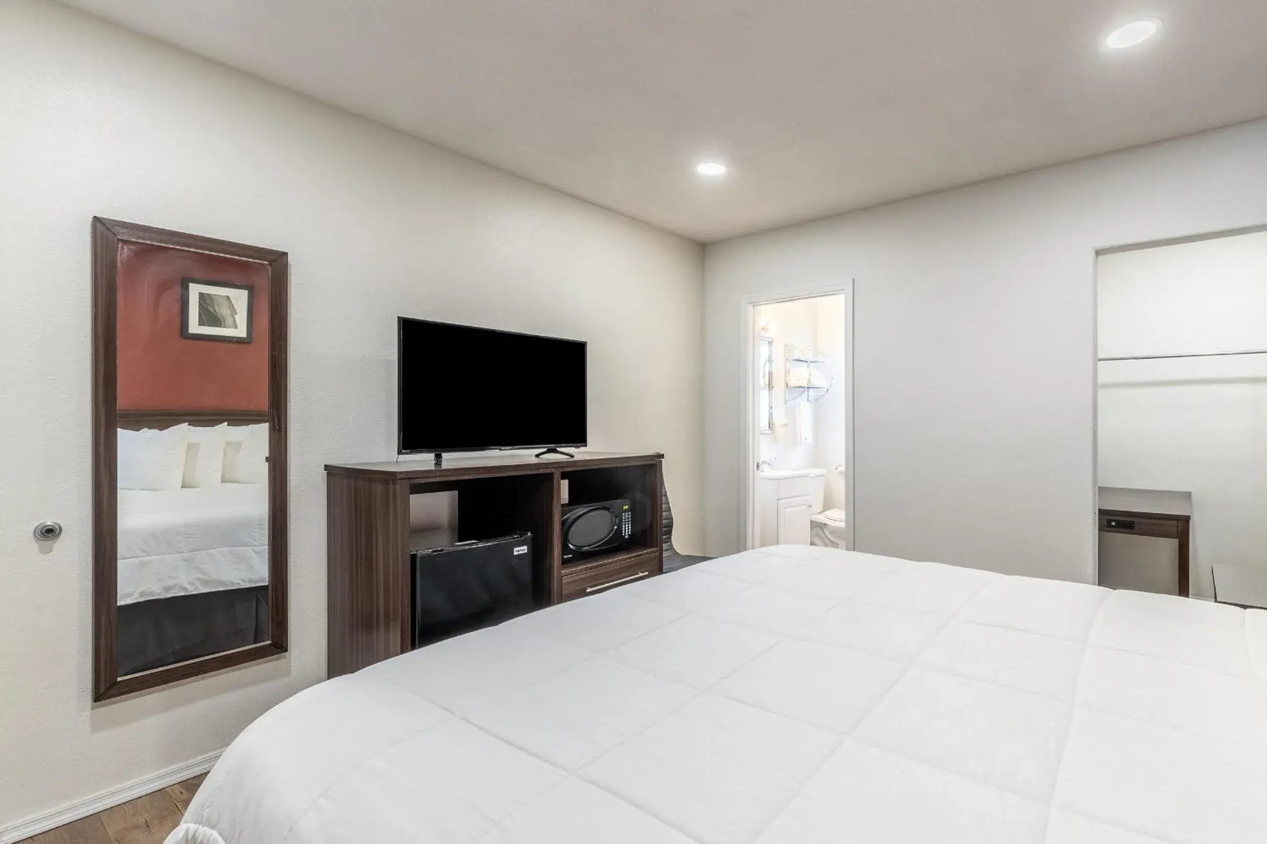 Standard King Room - Non Smoking in Econo Lodge Standard King Room - Non Smoking in Econo Lodge