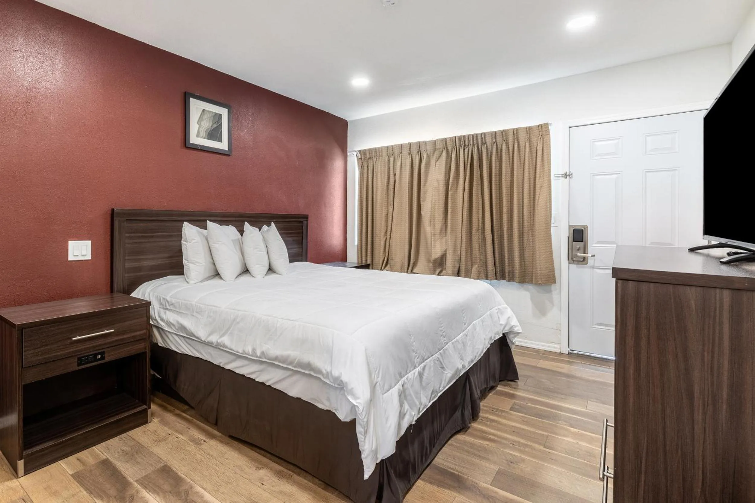 Bed in Econo Lodge Needles