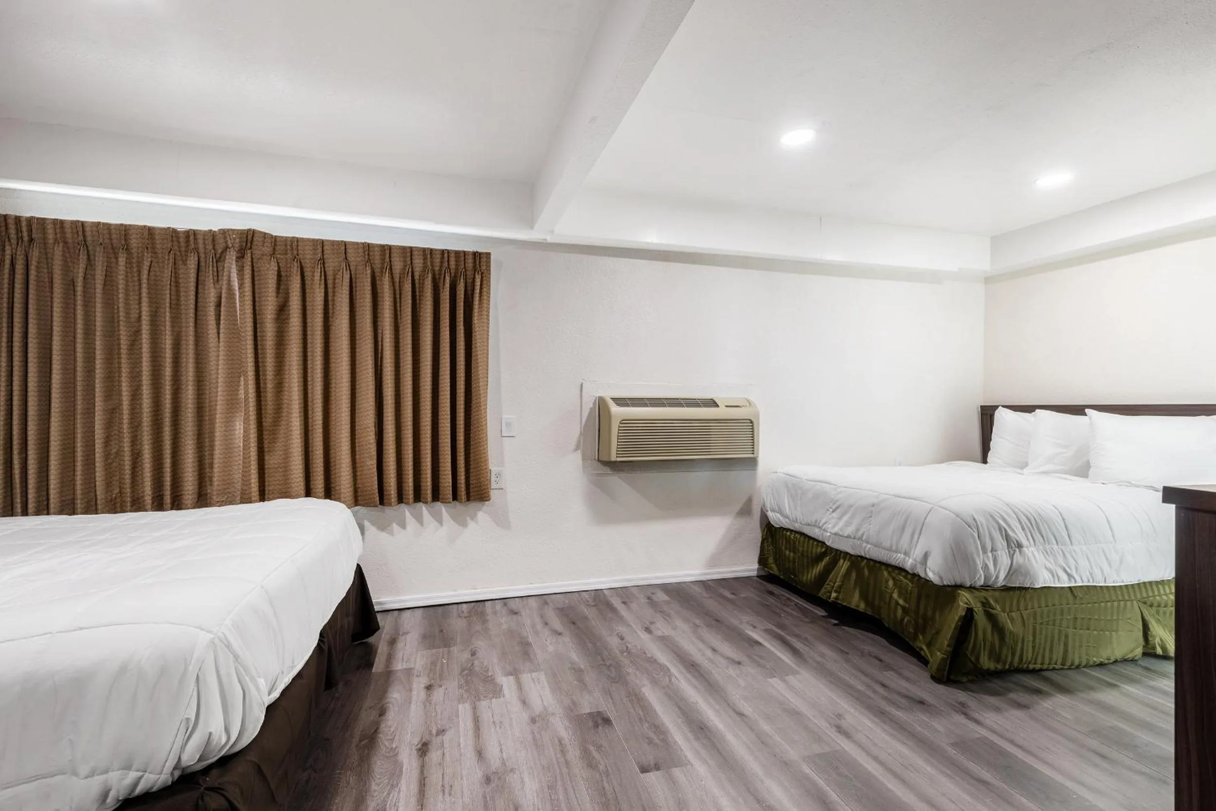 Bedroom, Bed in Econo Lodge Needles