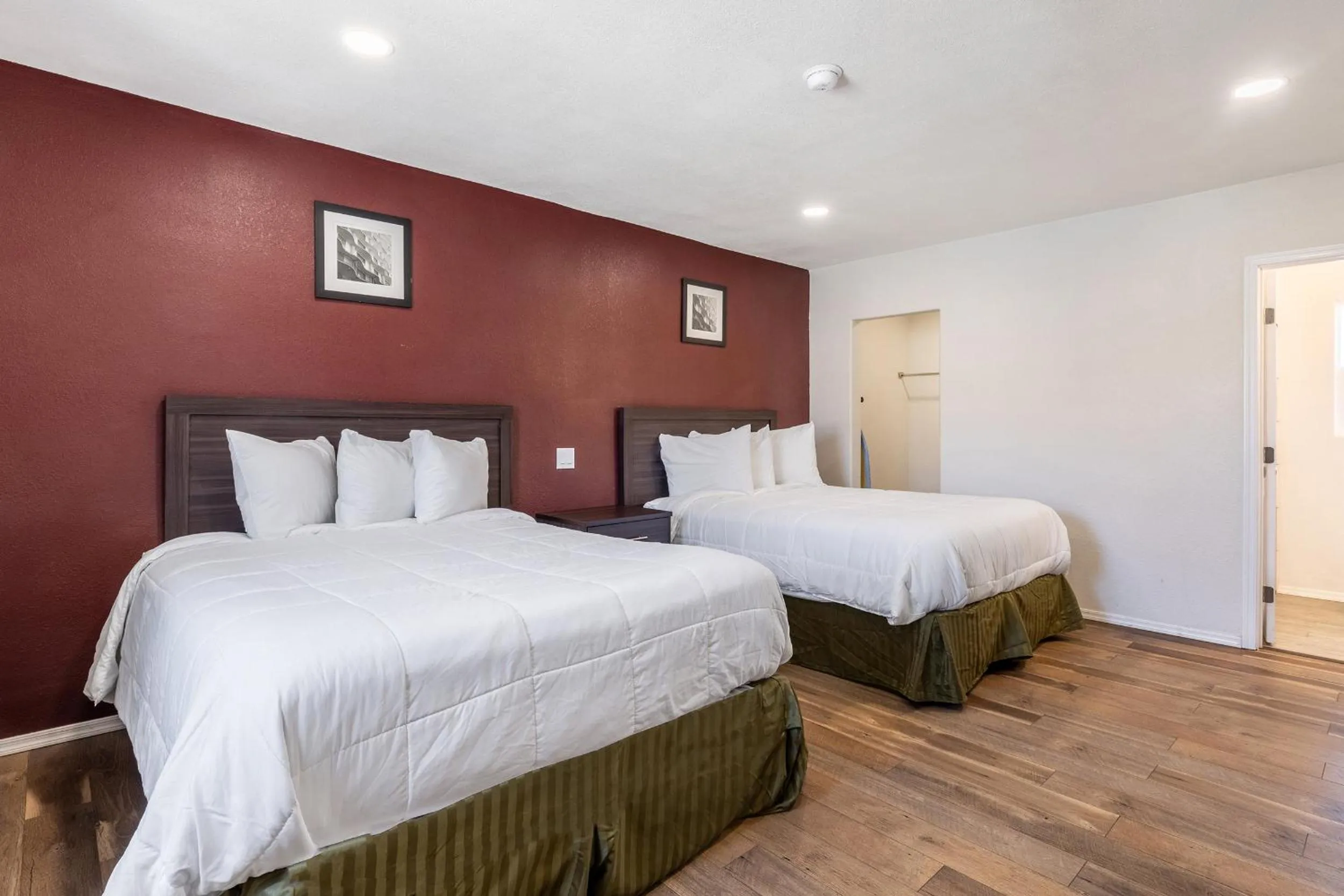 Bed in Econo Lodge Needles