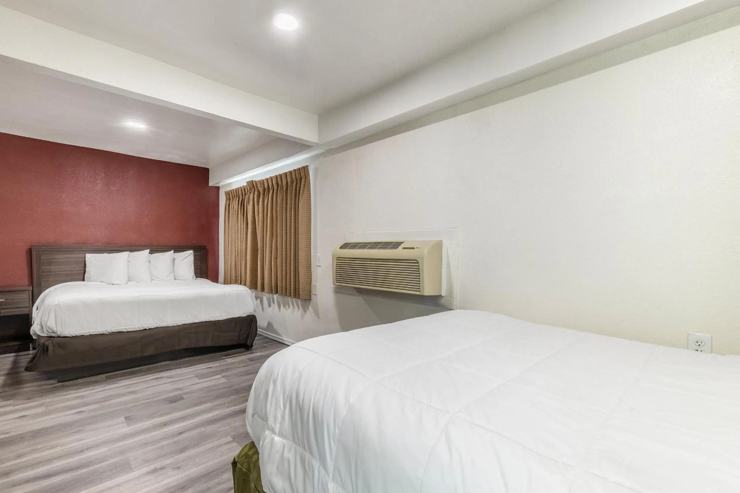 Bedroom, Bed in Econo Lodge Needles