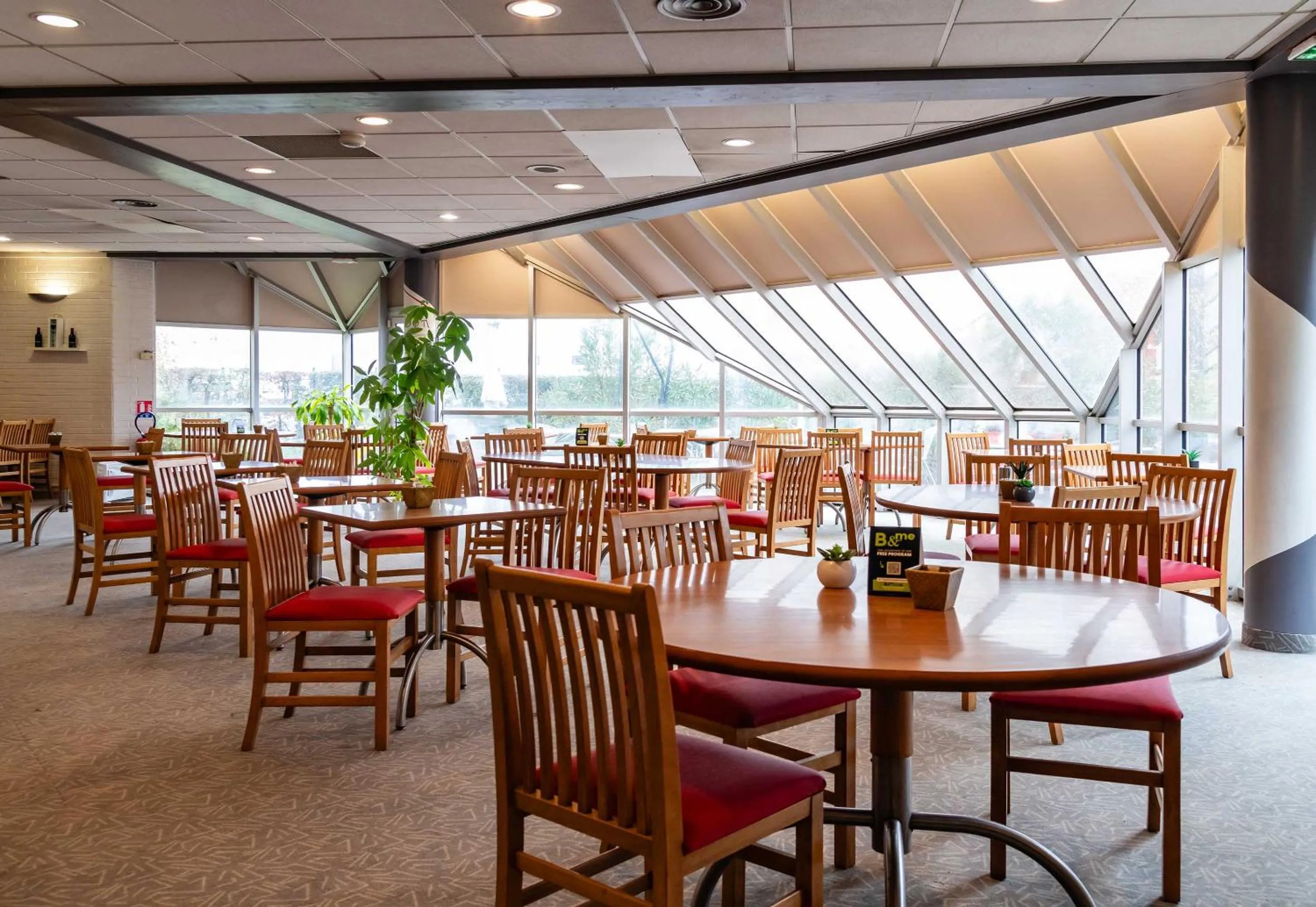 Restaurant/places to eat in B&B HOTEL Grenoble Université 2