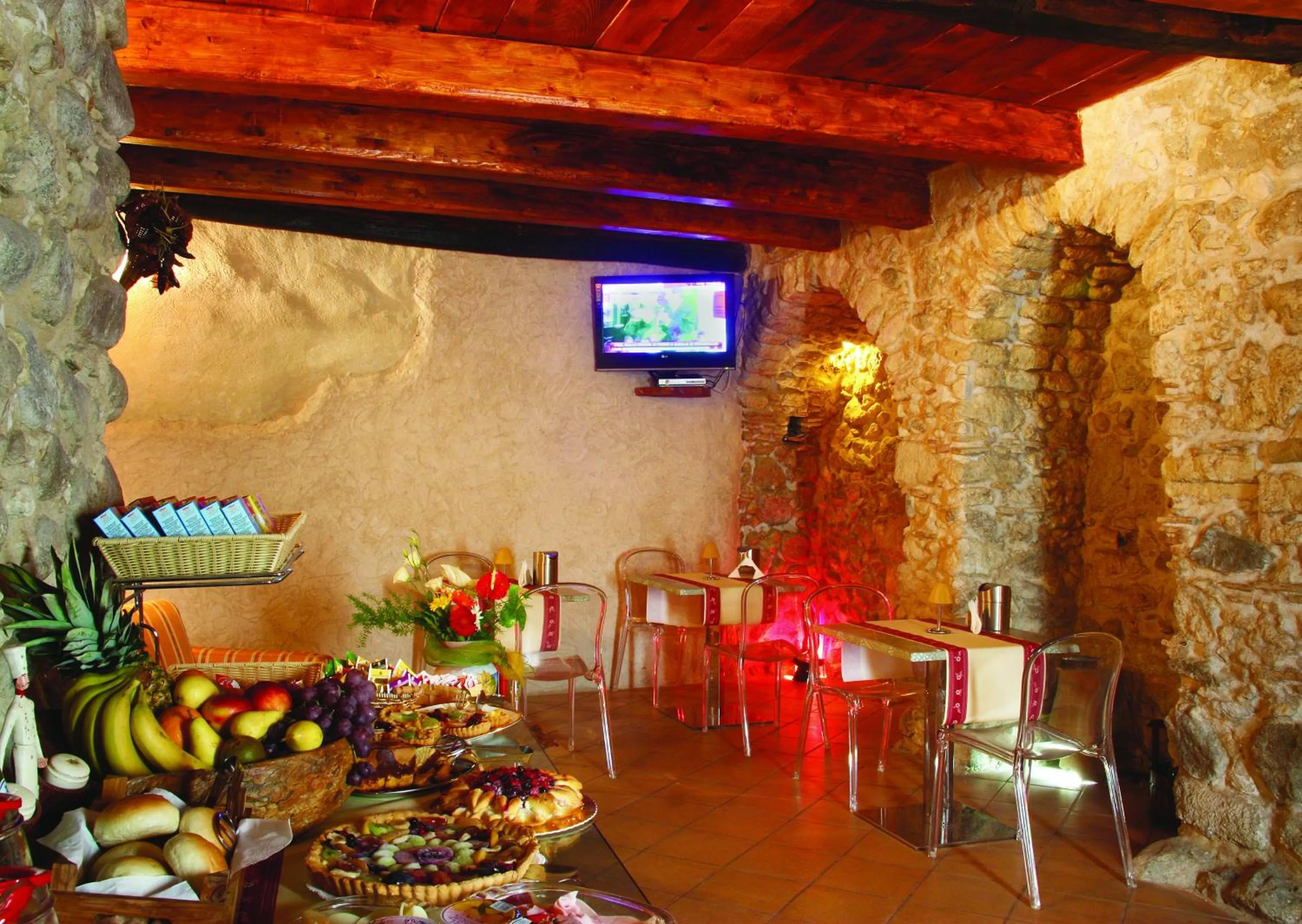 Communal lounge/ TV room in Donnaciccina Accomodation