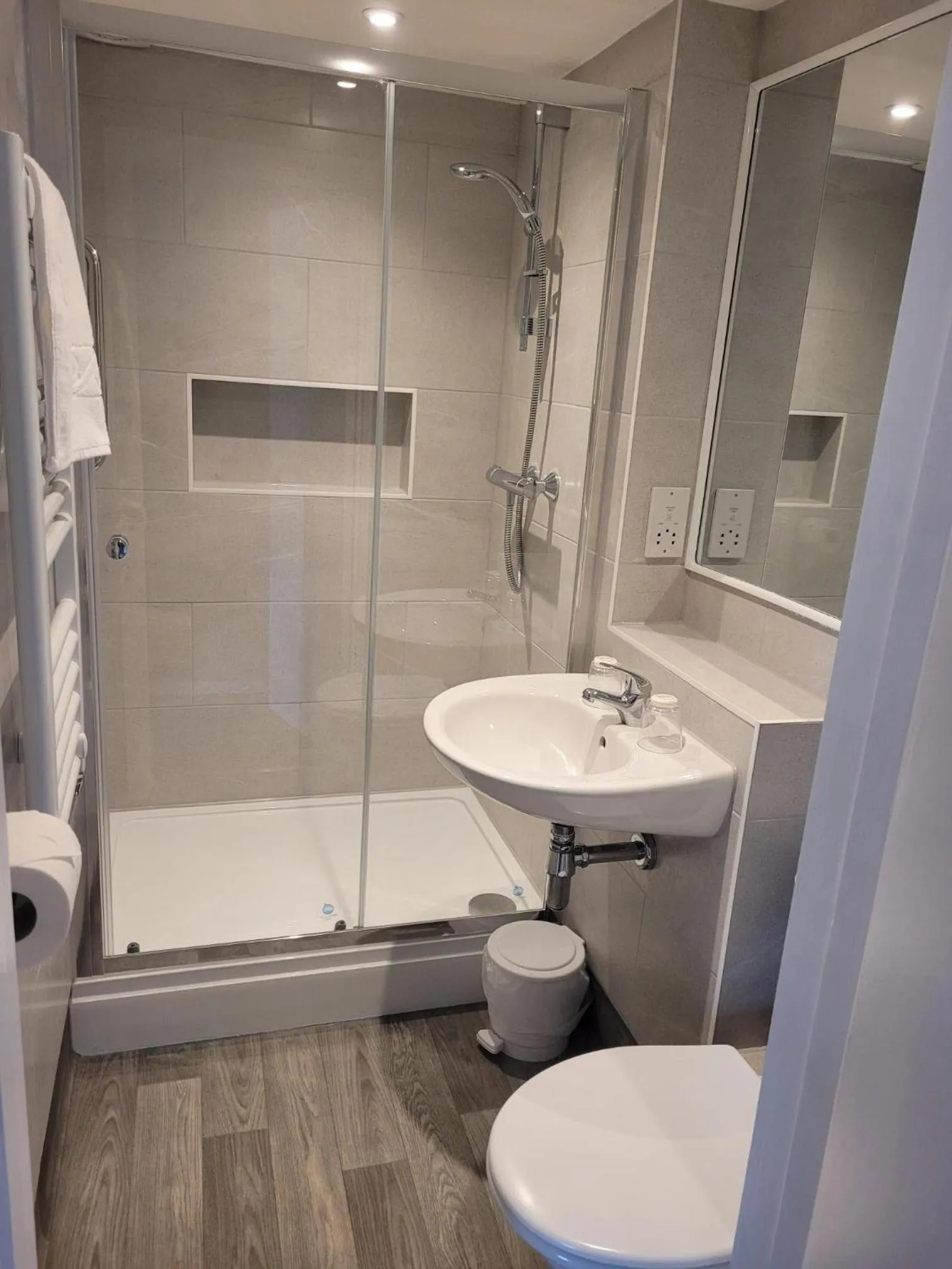 Shower in Cavendish Hotel