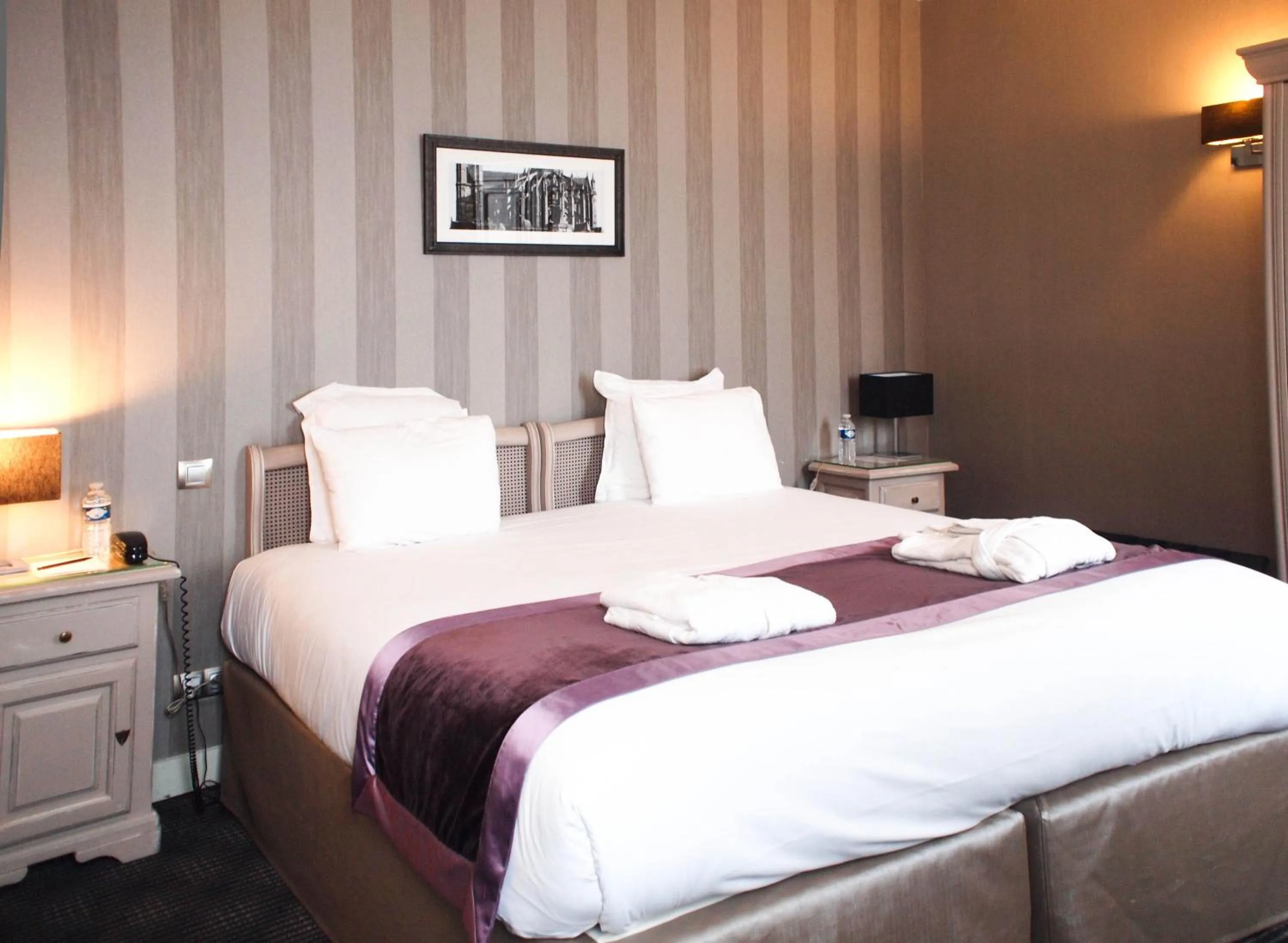 Bedroom, Bed in Hôtel Concordia Le Mans Centre Gare