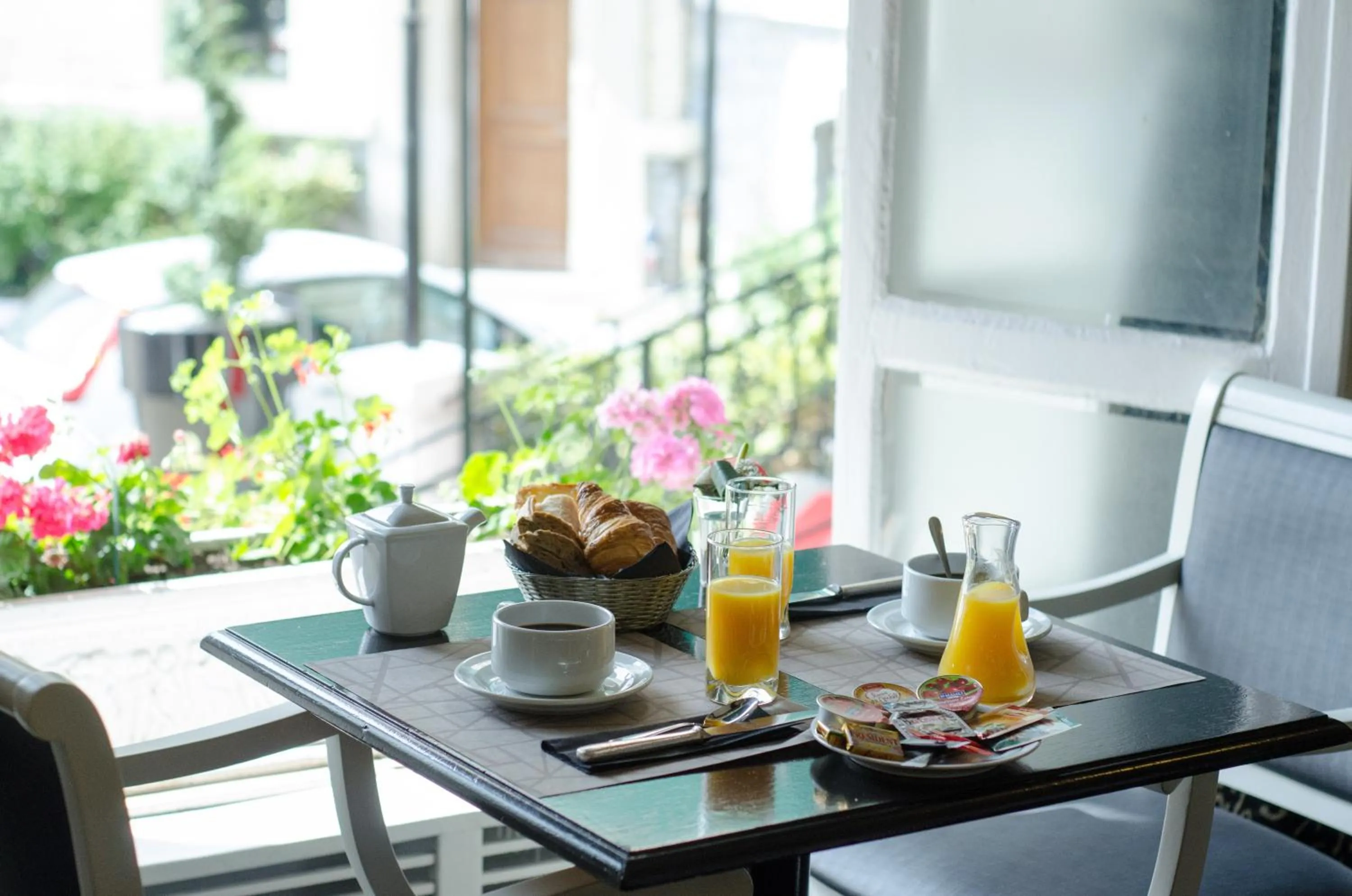 Restaurant/places to eat in Hôtel Concordia Le Mans Centre Gare