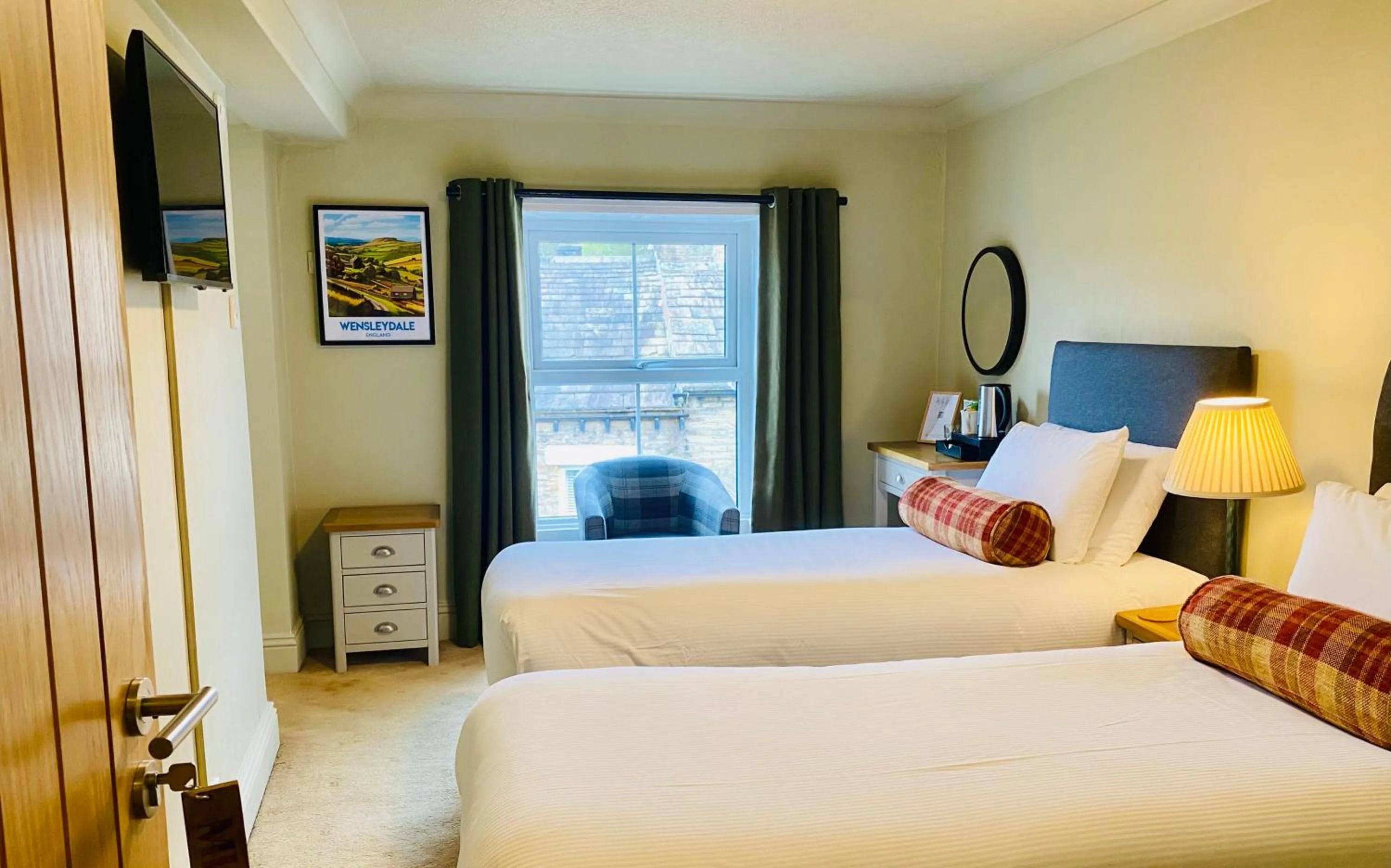 Standard Twin Room in Middle House