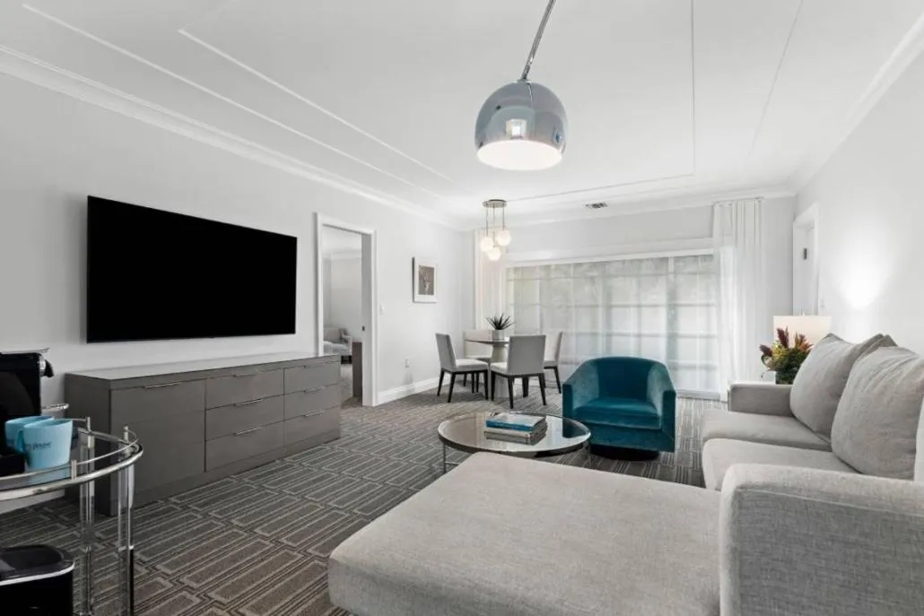 The Pillars Hotel & Club