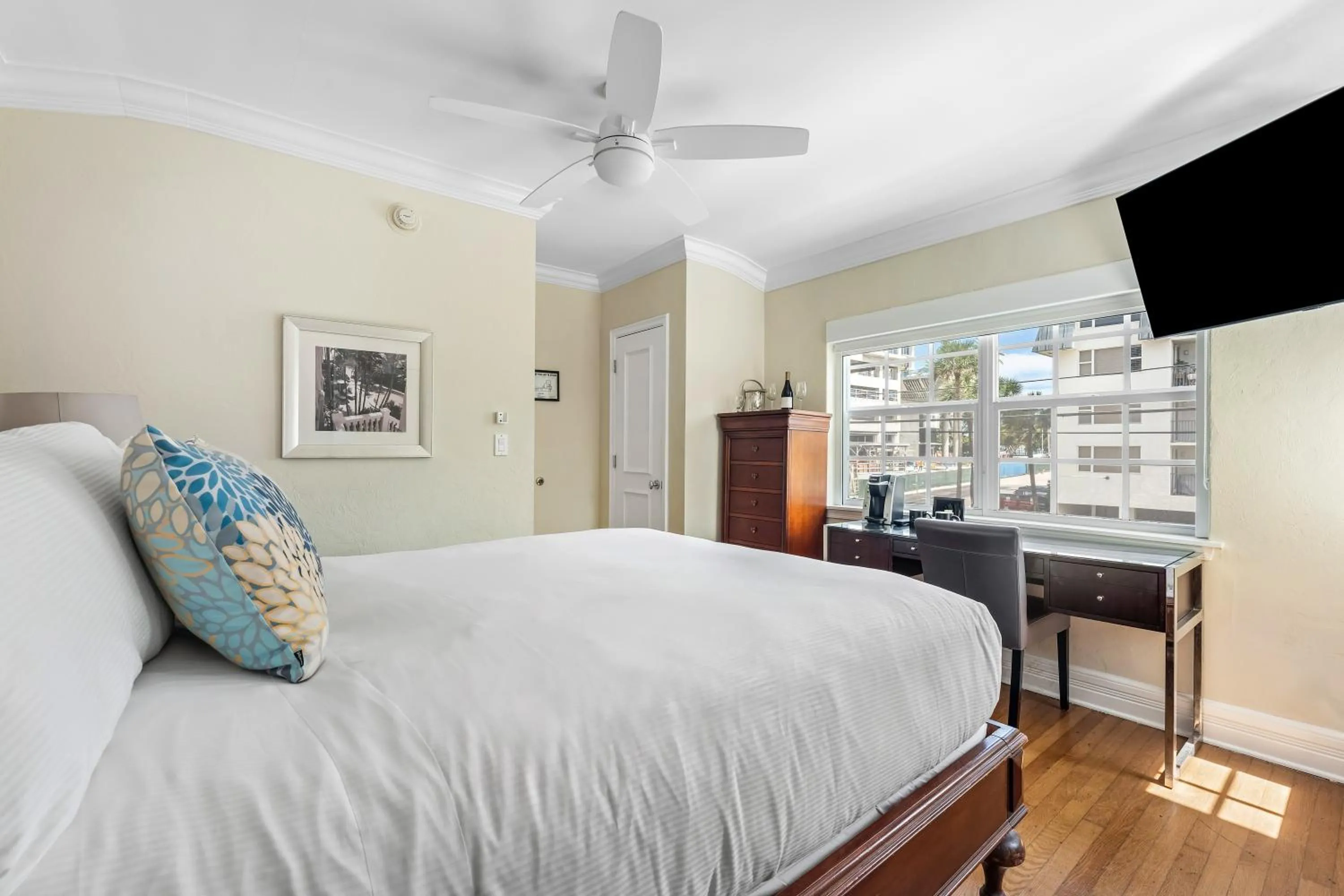 Standard Queen Room in The Pillars Hotel & Club