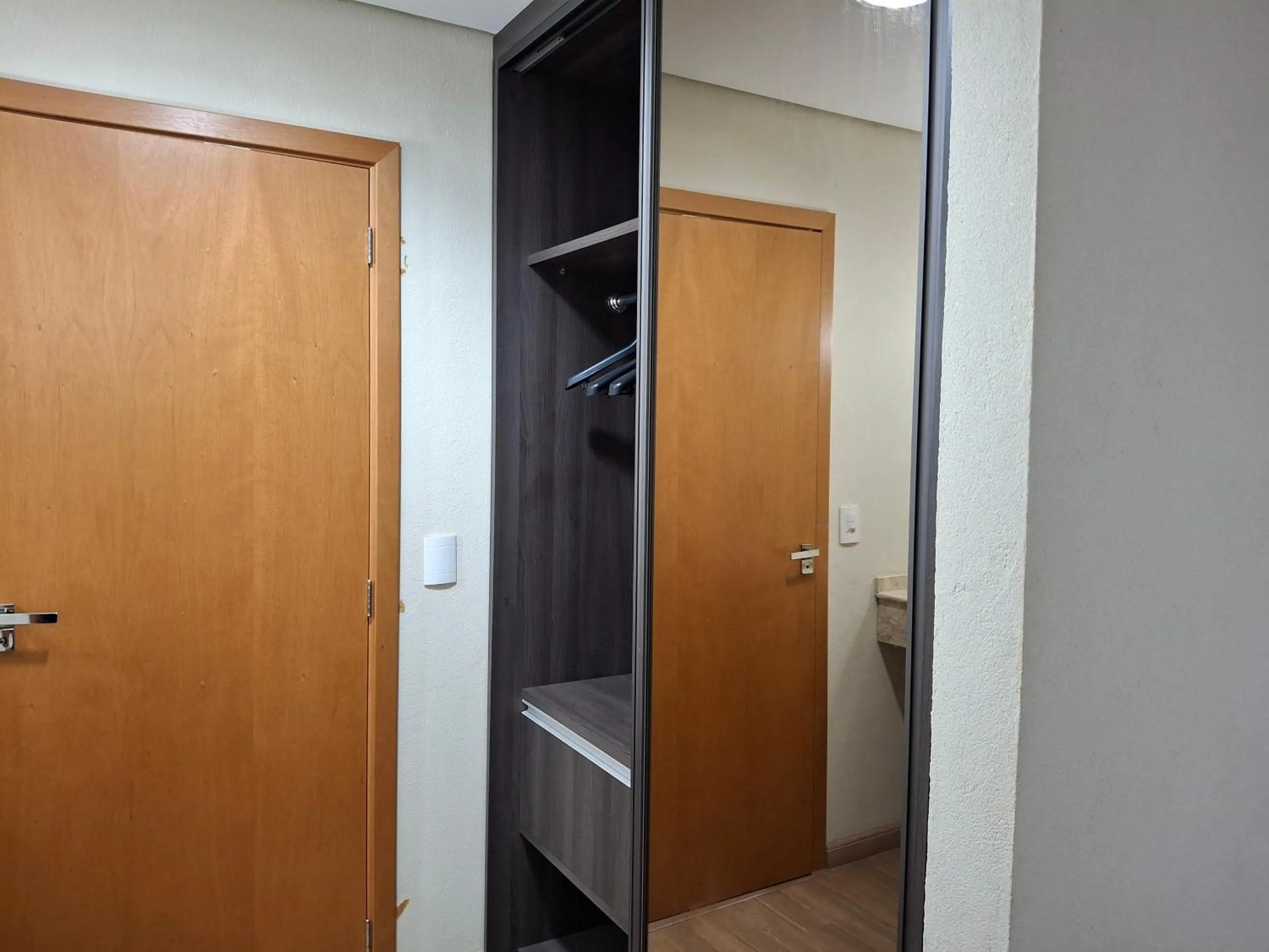 wardrobe in Ônix Inn Hotel Cravinhos