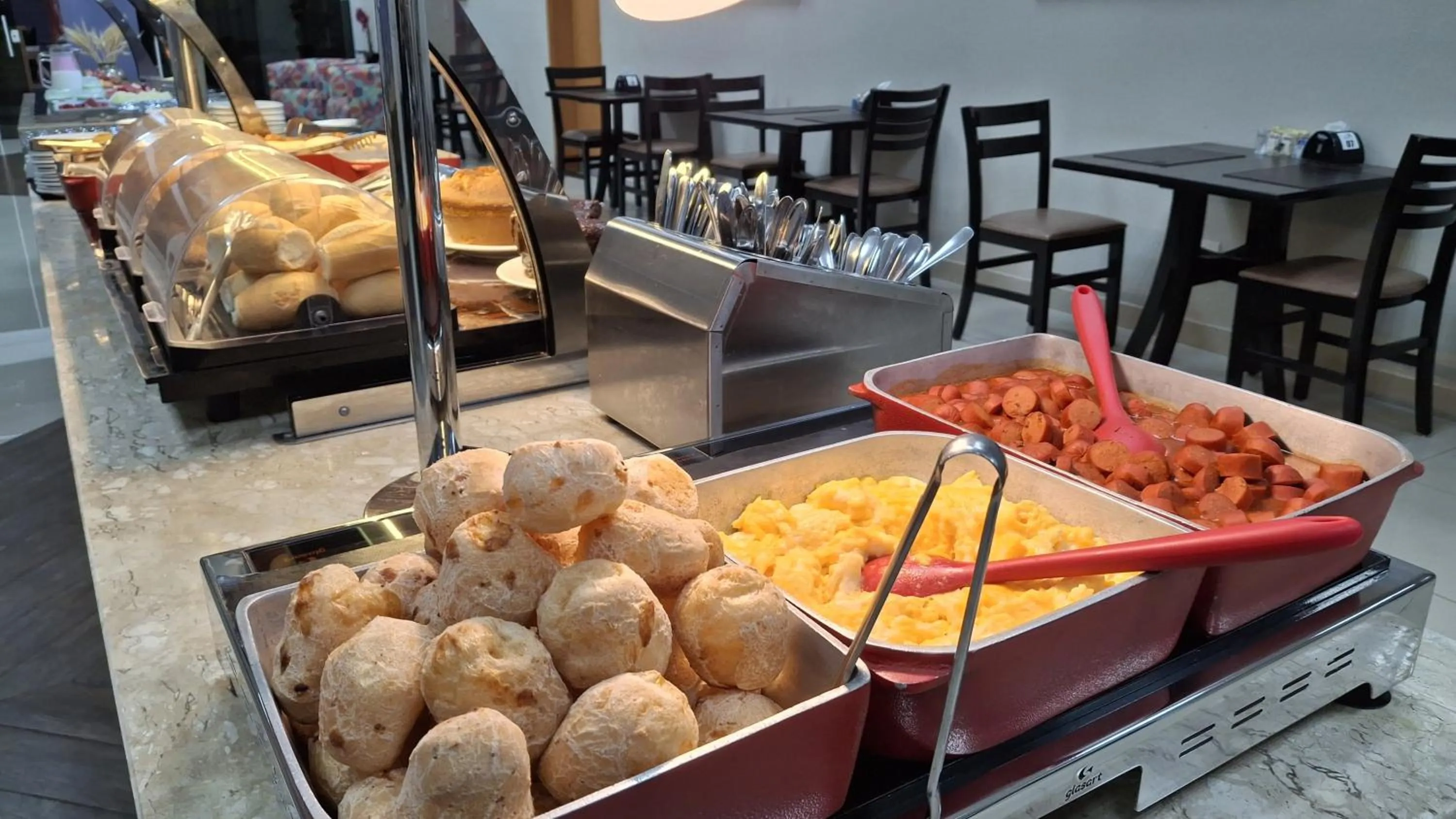 Continental breakfast in Ônix Inn Hotel Cravinhos