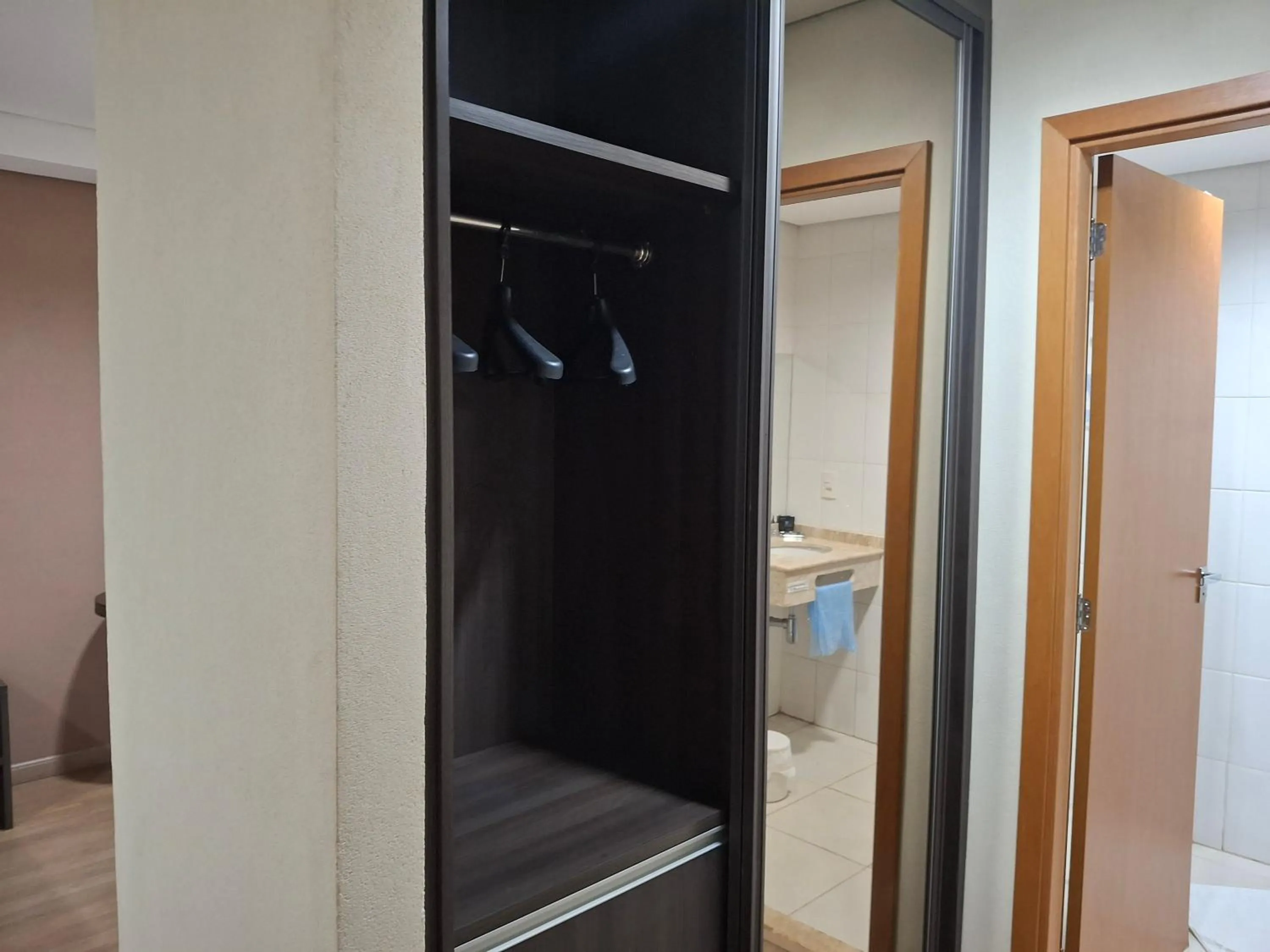 wardrobe in Ônix Inn Hotel Cravinhos