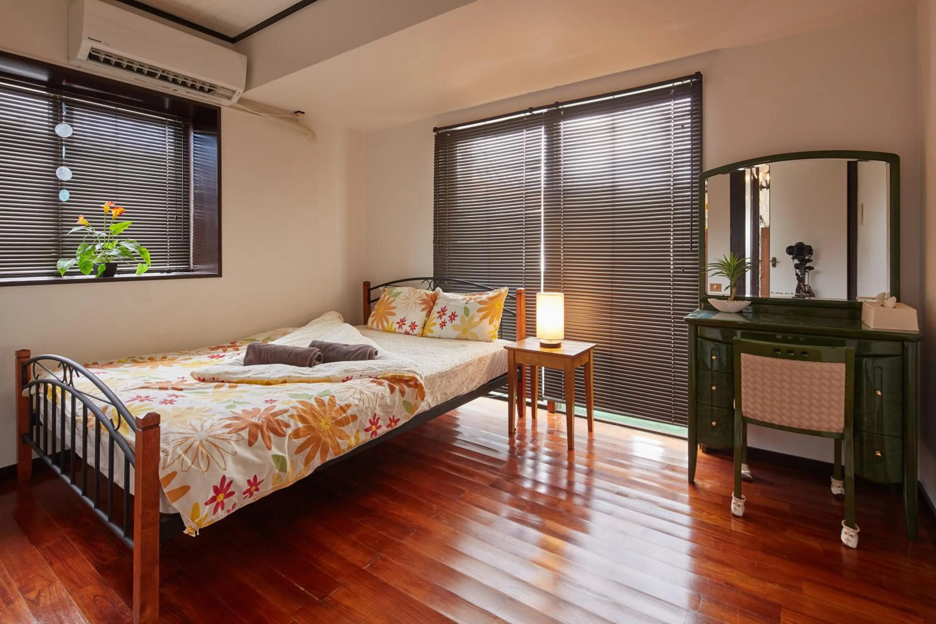 Bedroom, Bed in Wind Henza