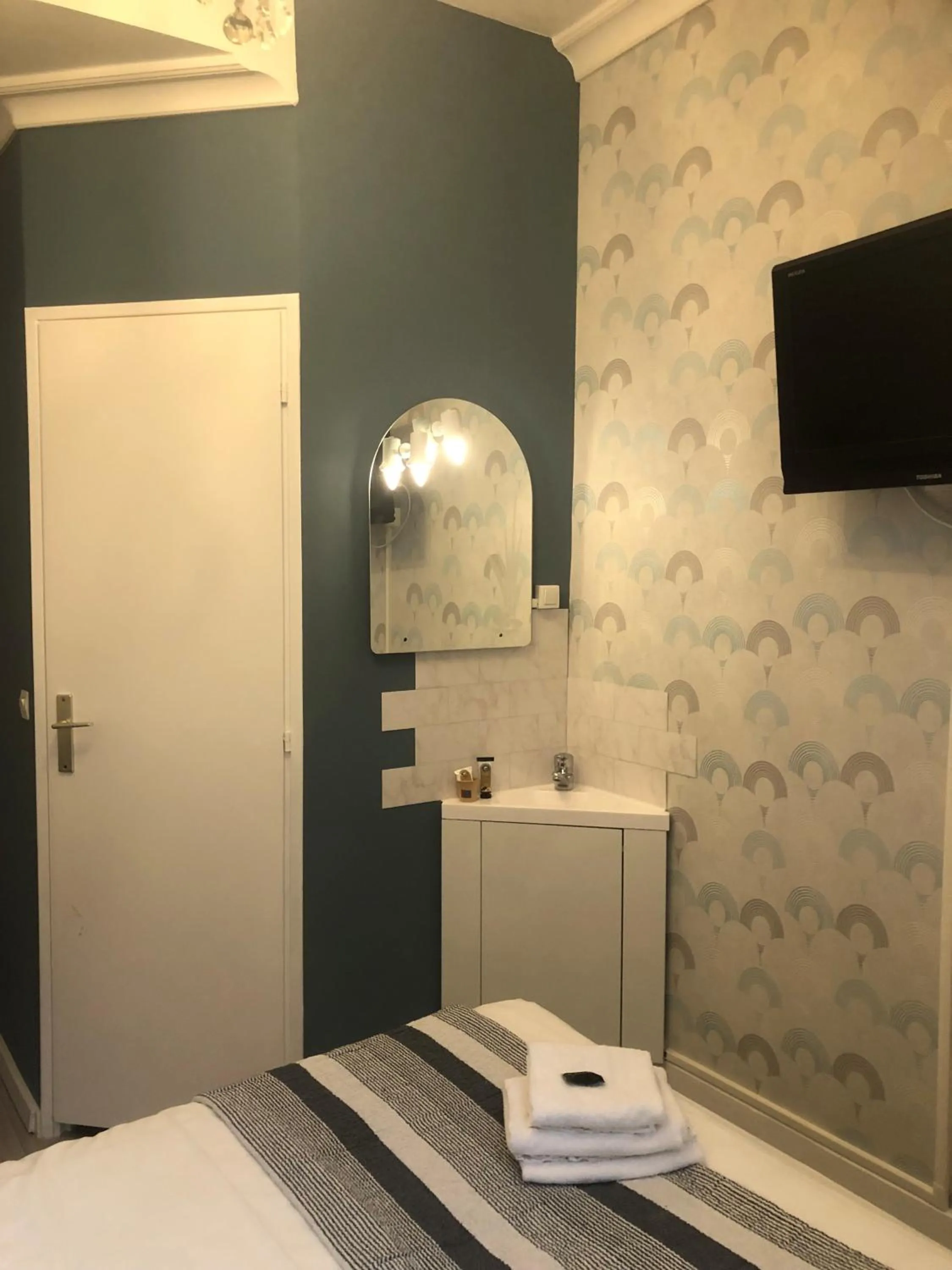 Bedroom, Bed in Hôtel Restaurant Continental