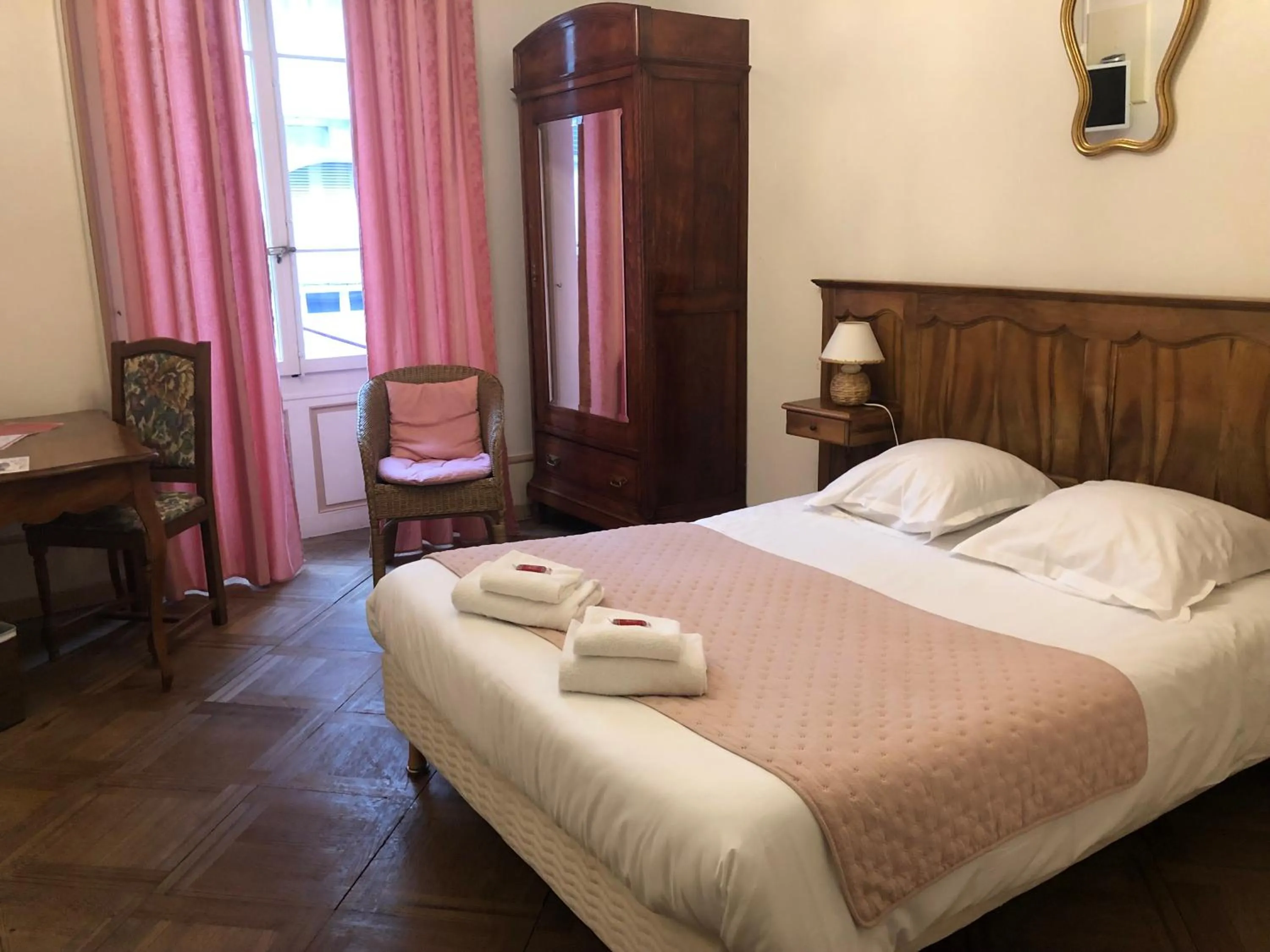 Photo of the whole room, Bed in Hôtel Restaurant Continental