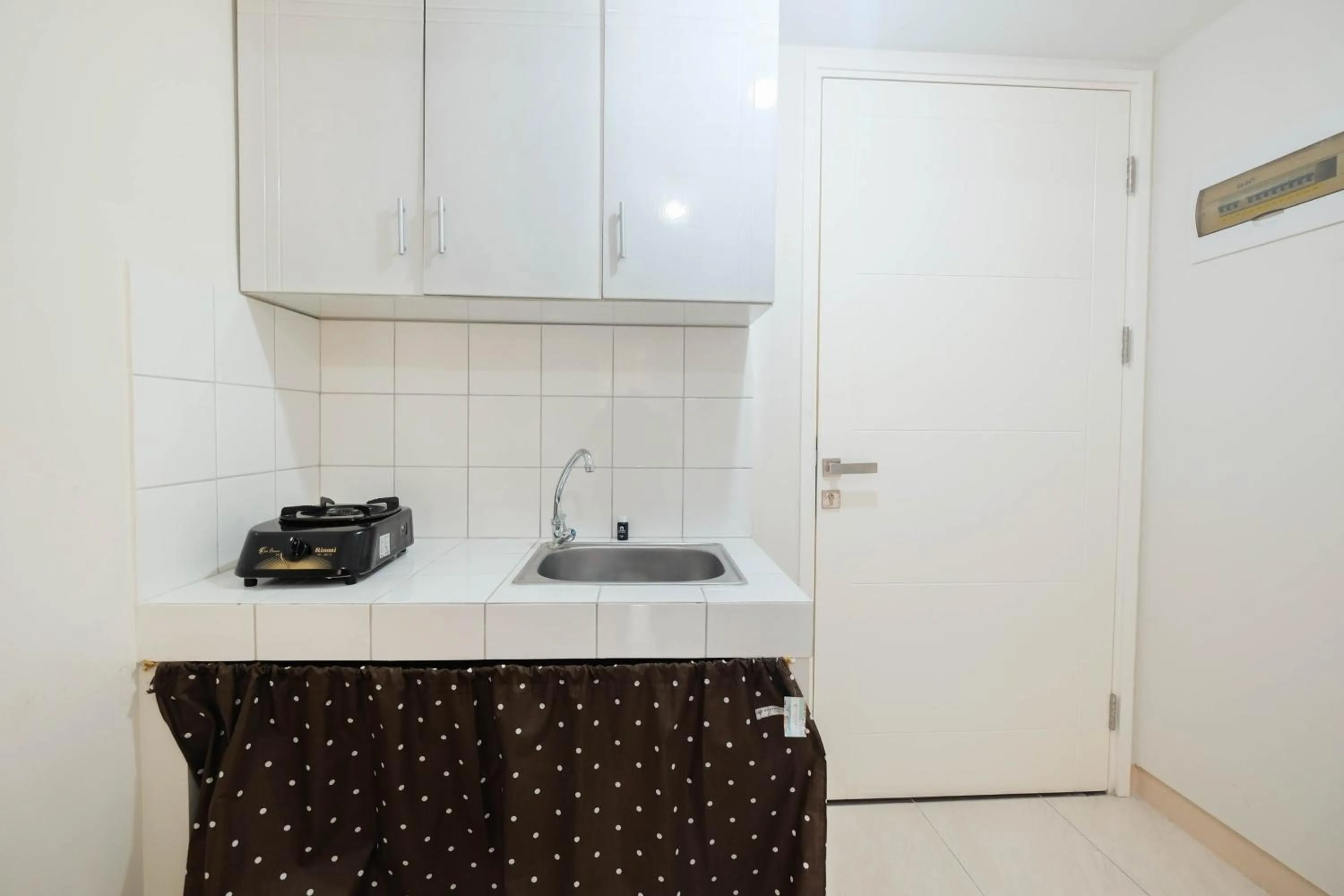 Kitchen or kitchenette in Minimalist 2BR Apartment The Springlake Summarecon By Travelio