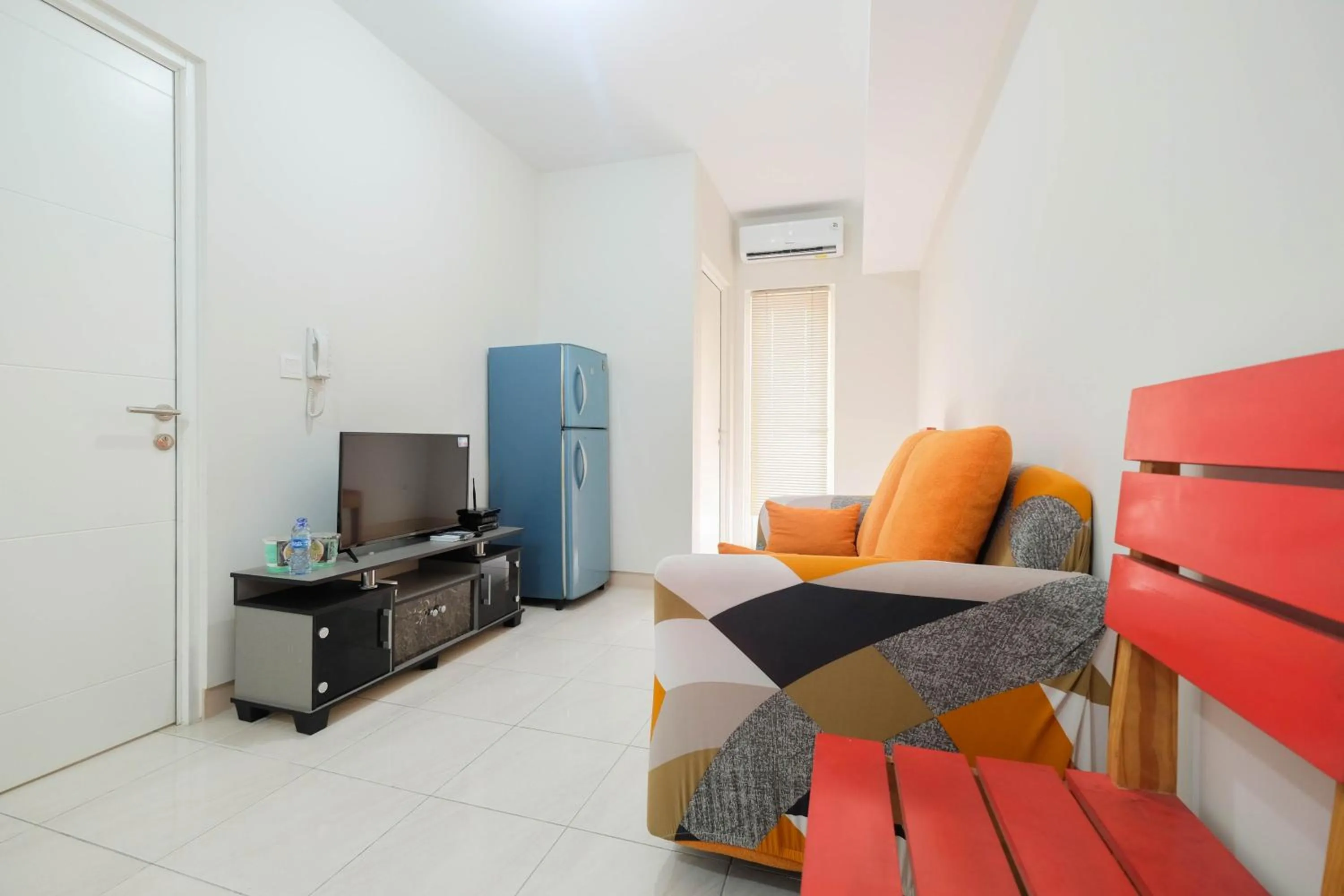 Living room in Minimalist 2BR Apartment The Springlake Summarecon By Travelio