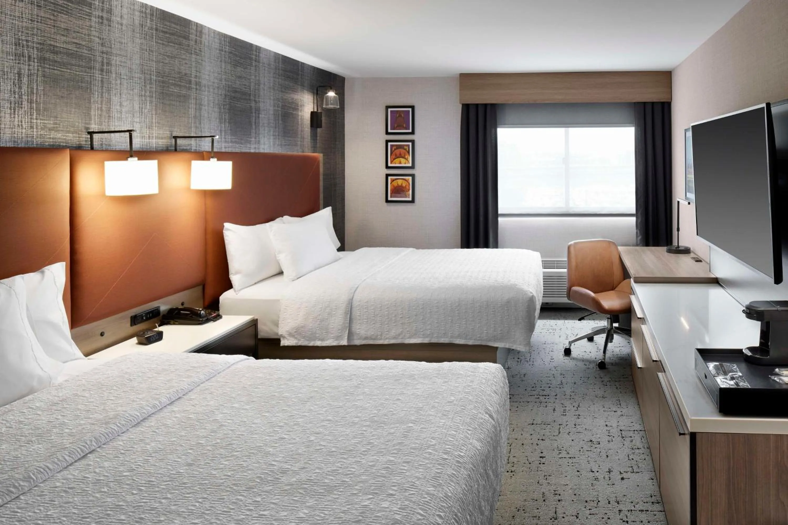 Bedroom, Bed in Hampton Inn Newark Airport