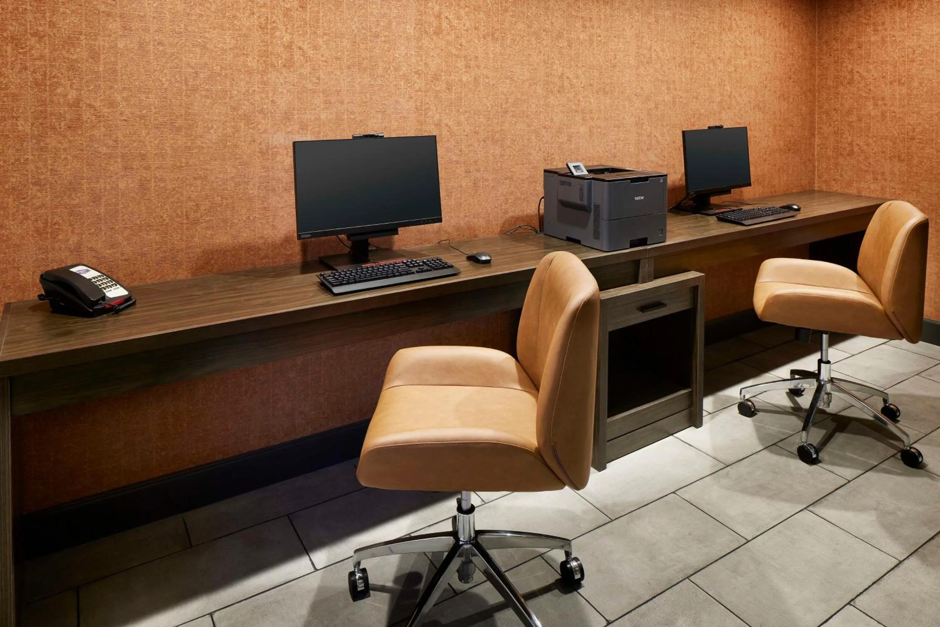Business facilities in Hampton Inn Newark Airport