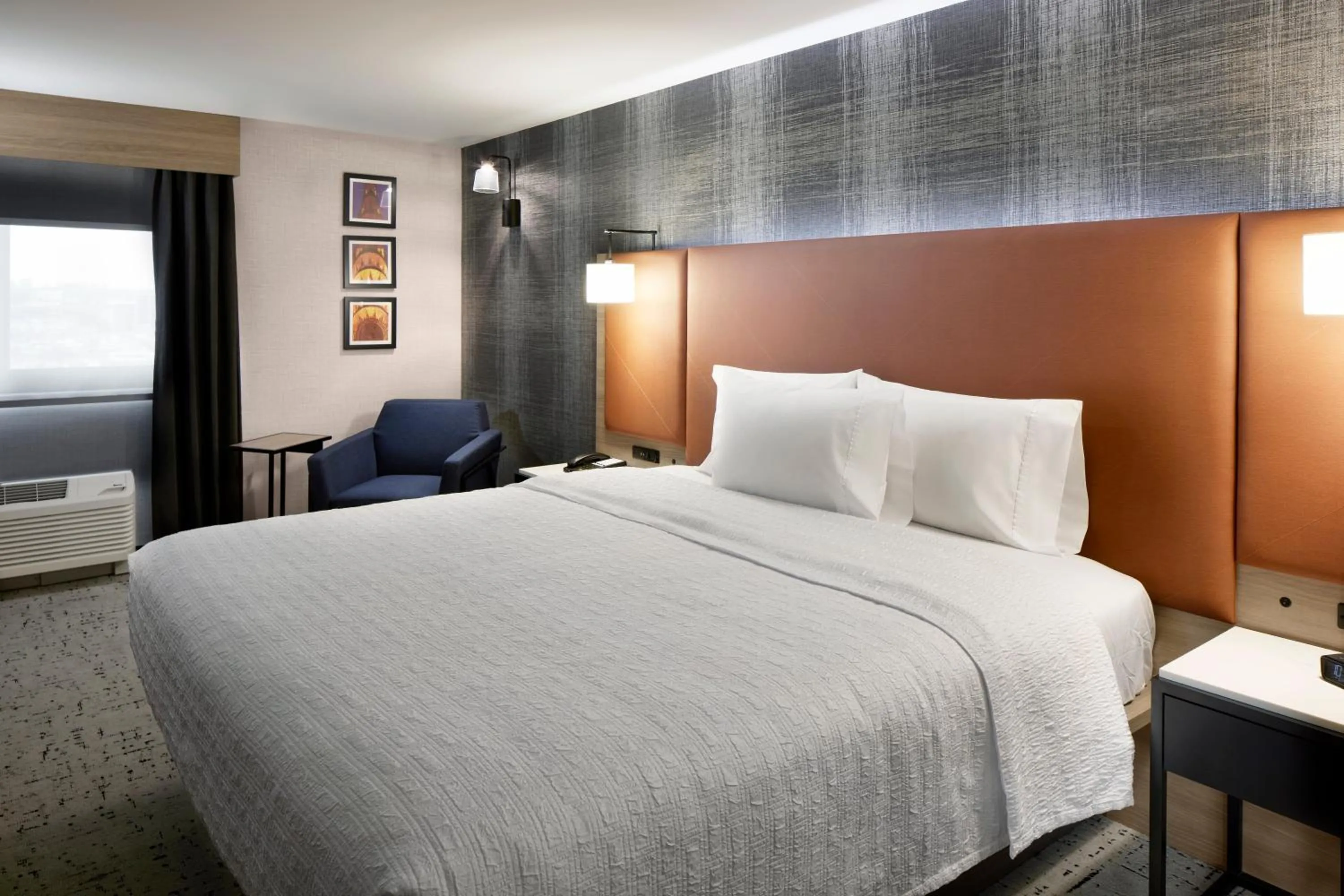 Bedroom, Bed in Hampton Inn Newark Airport
