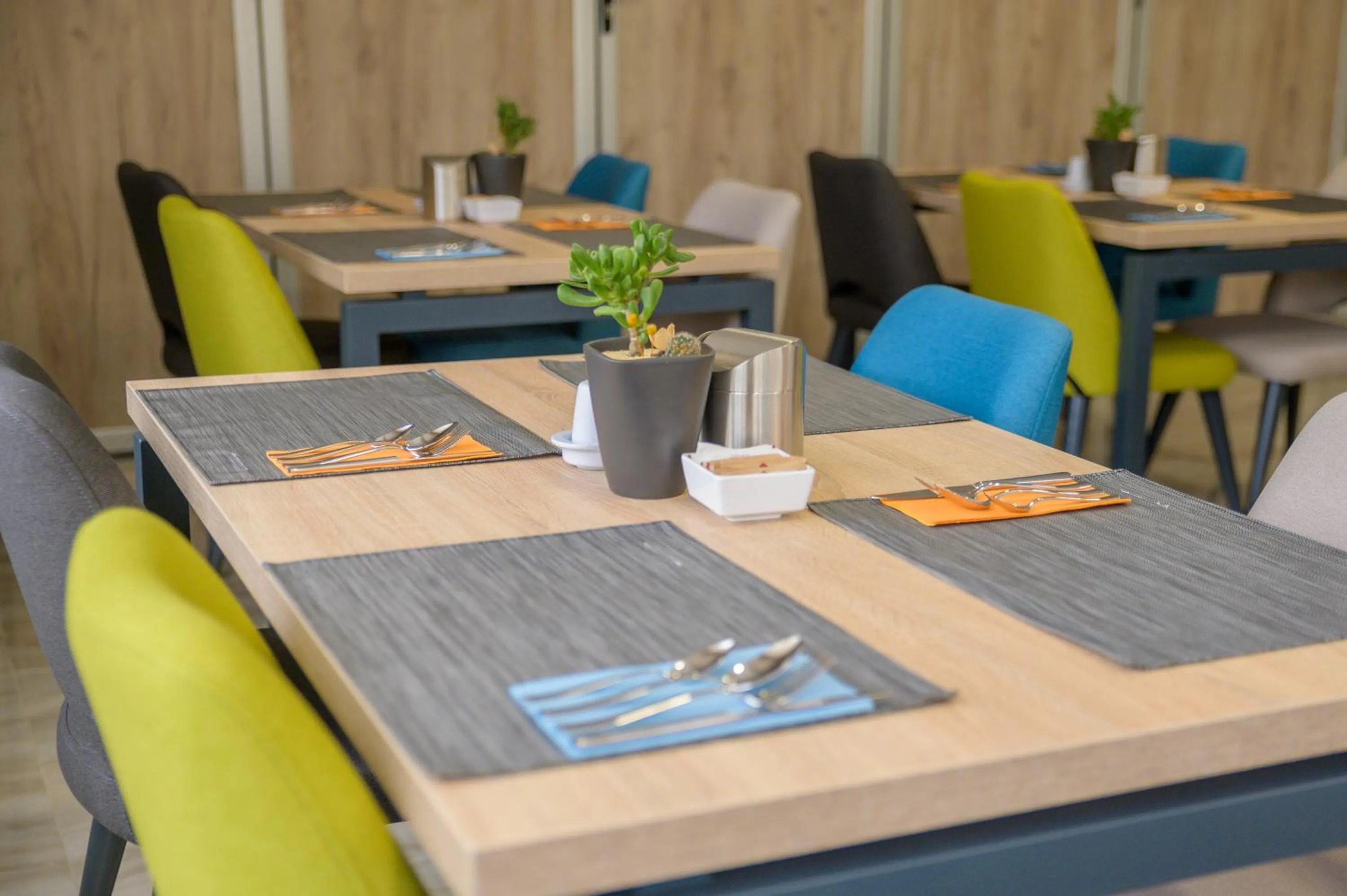 Restaurant/places to eat in Hotel Soni Lux