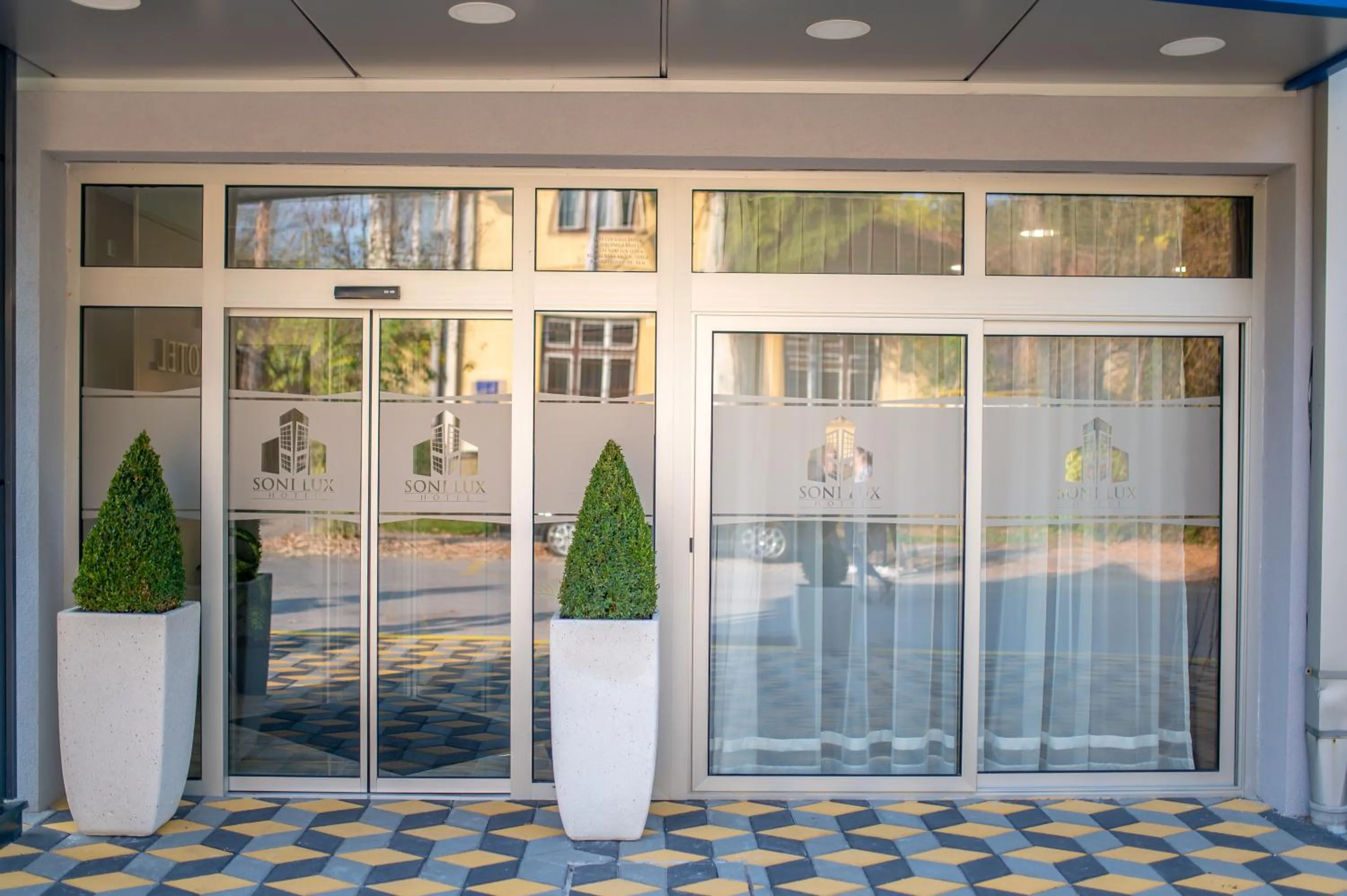 Facade/entrance in Hotel Soni Lux