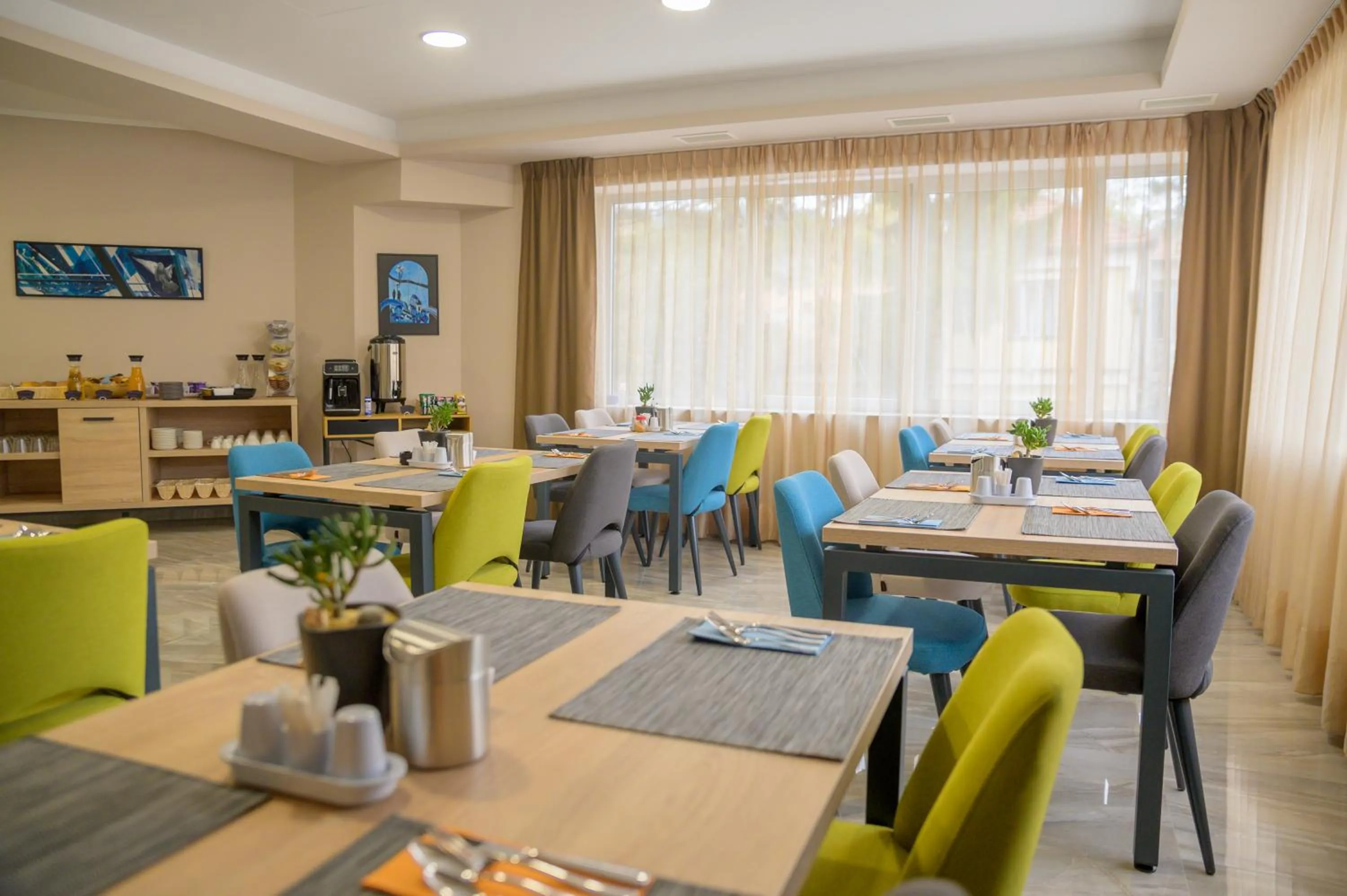 Restaurant/places to eat in Hotel Soni Lux