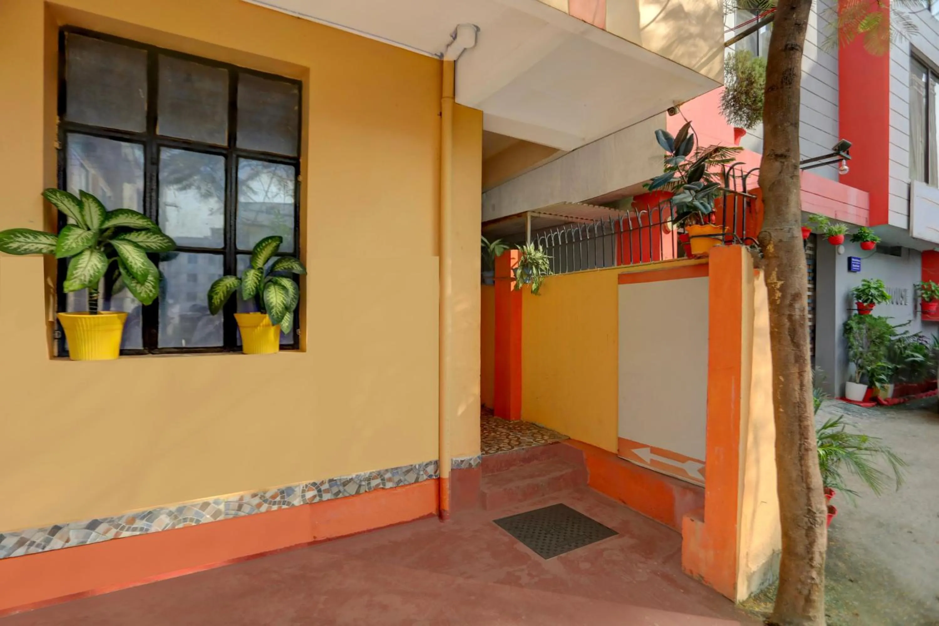 Facade/entrance in Super Hotel O Patliputra Railway Station Formerly Rameshwaram Guest House