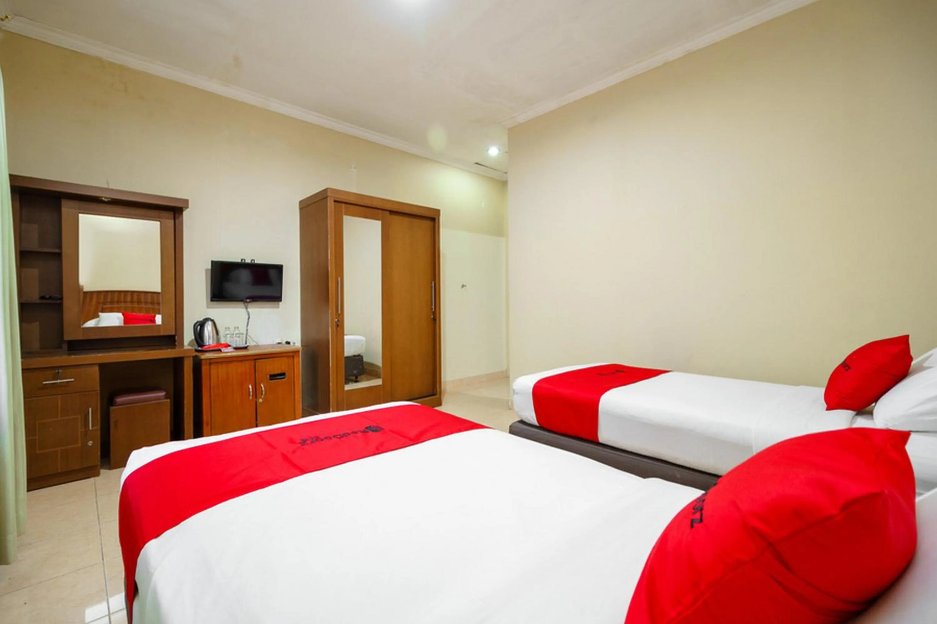 Bed in RedDoorz @ Jalan lintas Sumatera Lahat