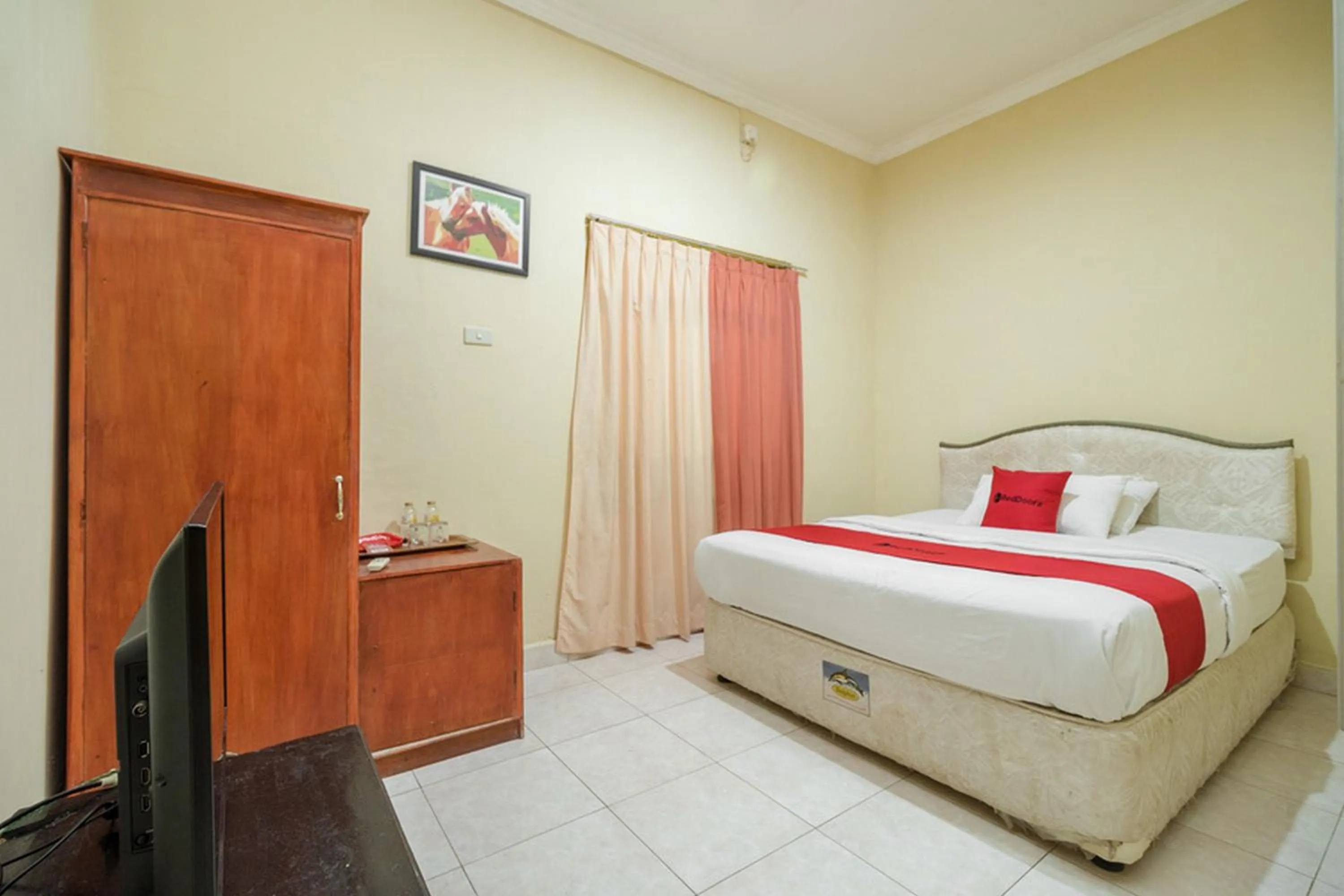 Bed in RedDoorz @ Jalan lintas Sumatera Lahat