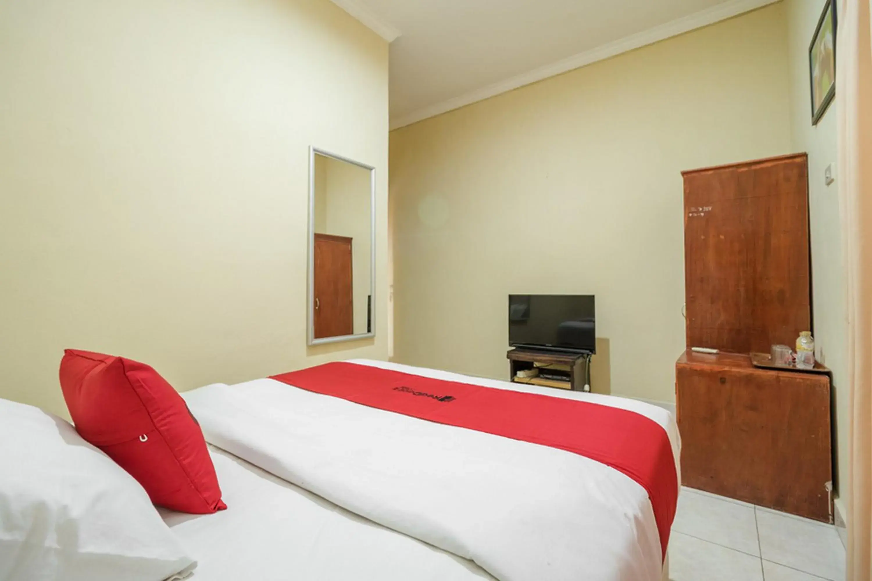 Double Room in RedDoorz @ Jalan lintas Sumatera Lahat Double Room in RedDoorz @ Jalan lintas Sumatera Lahat