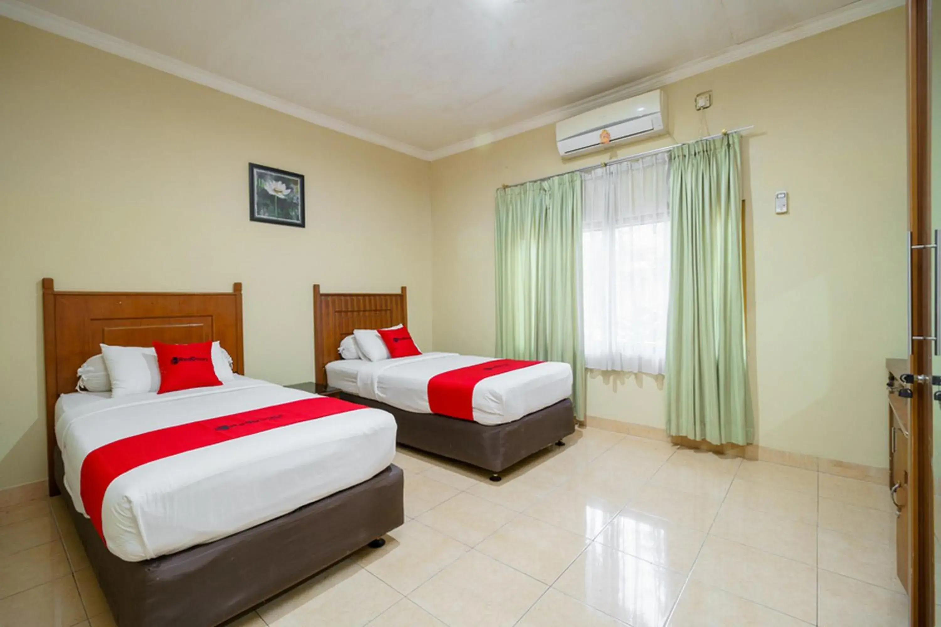 Deluxe Twin Room in RedDoorz @ Jalan lintas Sumatera Lahat Deluxe Twin Room in RedDoorz @ Jalan lintas Sumatera Lahat