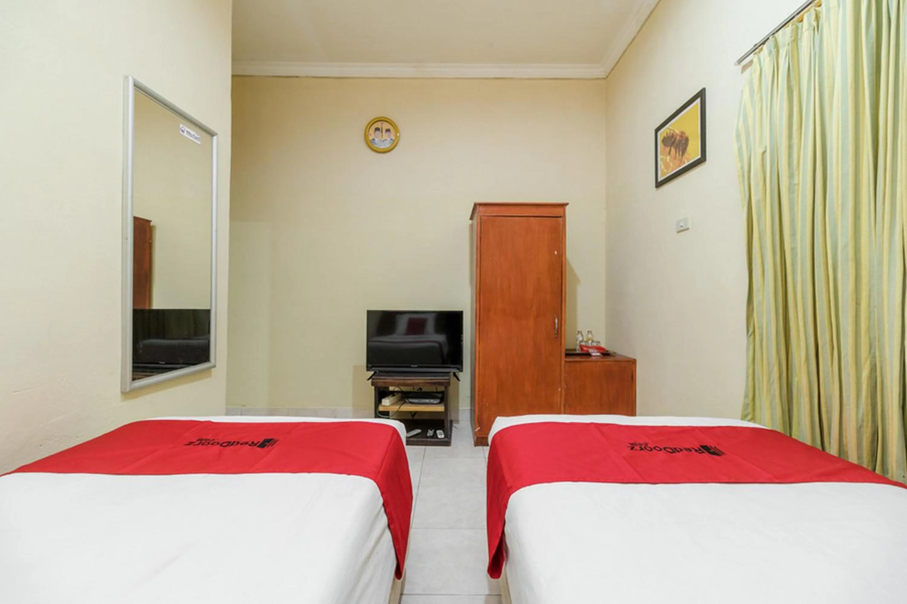 Bed in RedDoorz @ Jalan lintas Sumatera Lahat
