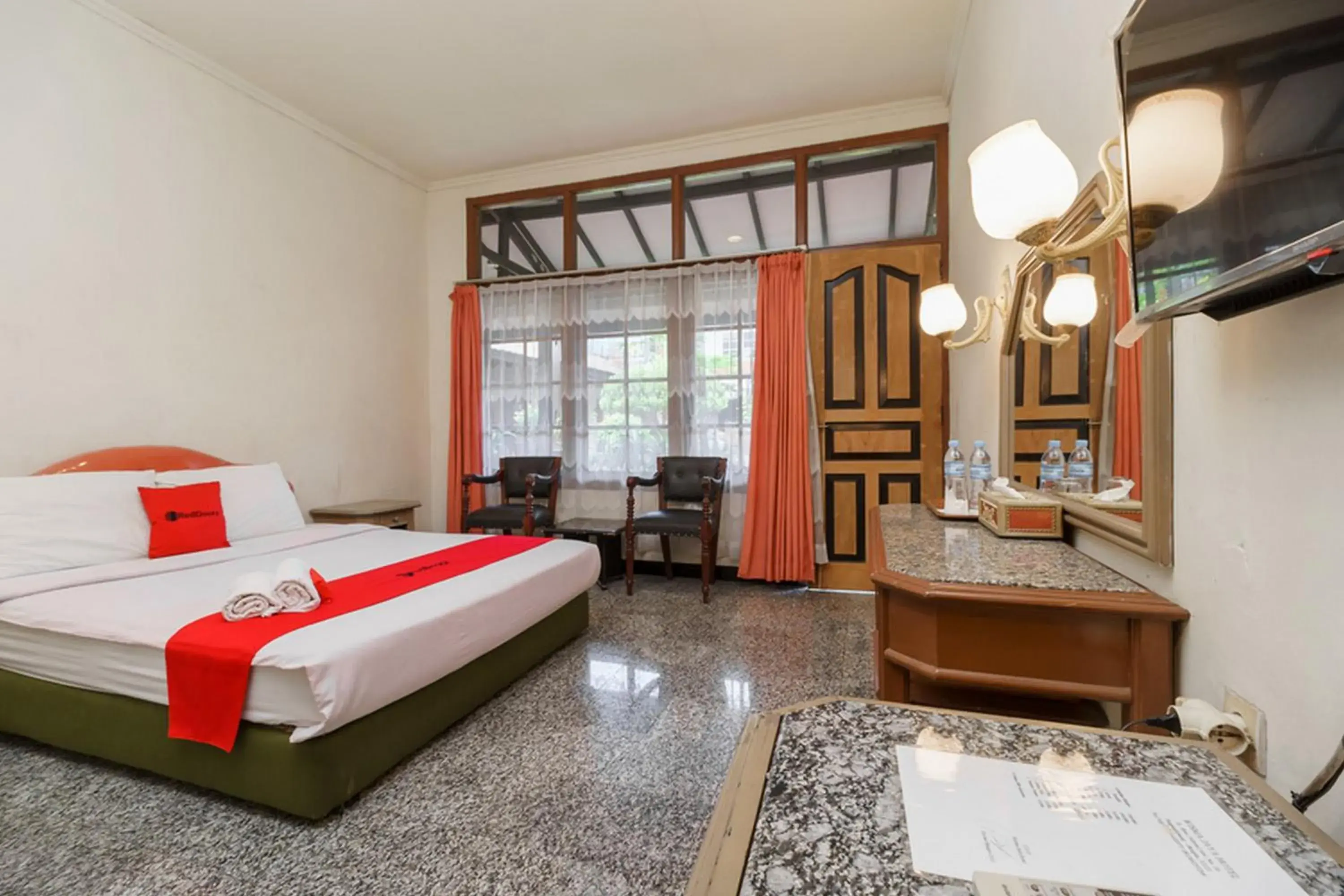 Double Room in RedDoorz near Transmart Pangkal Pinang Double Room in RedDoorz near Transmart Pangkal Pinang