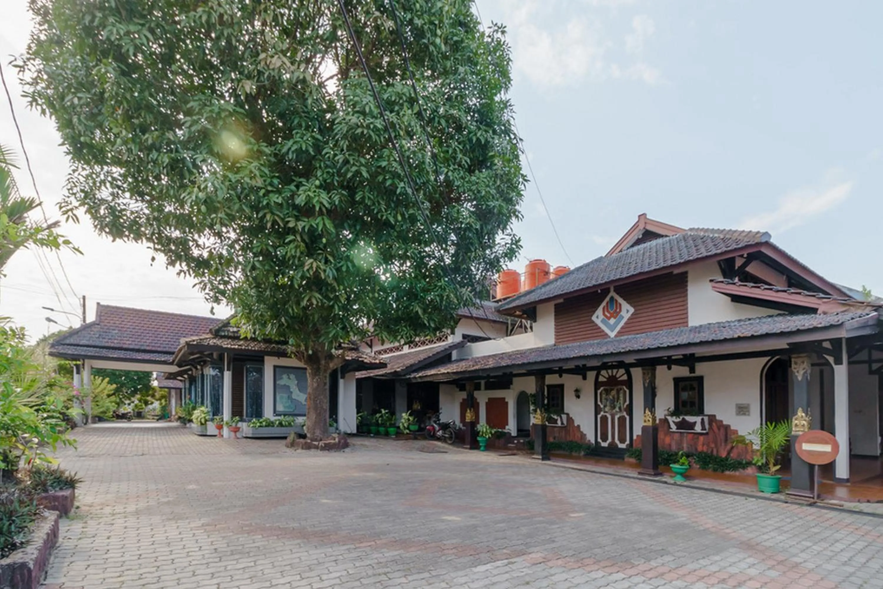 Facade/entrance in RedDoorz near Transmart Pangkal Pinang