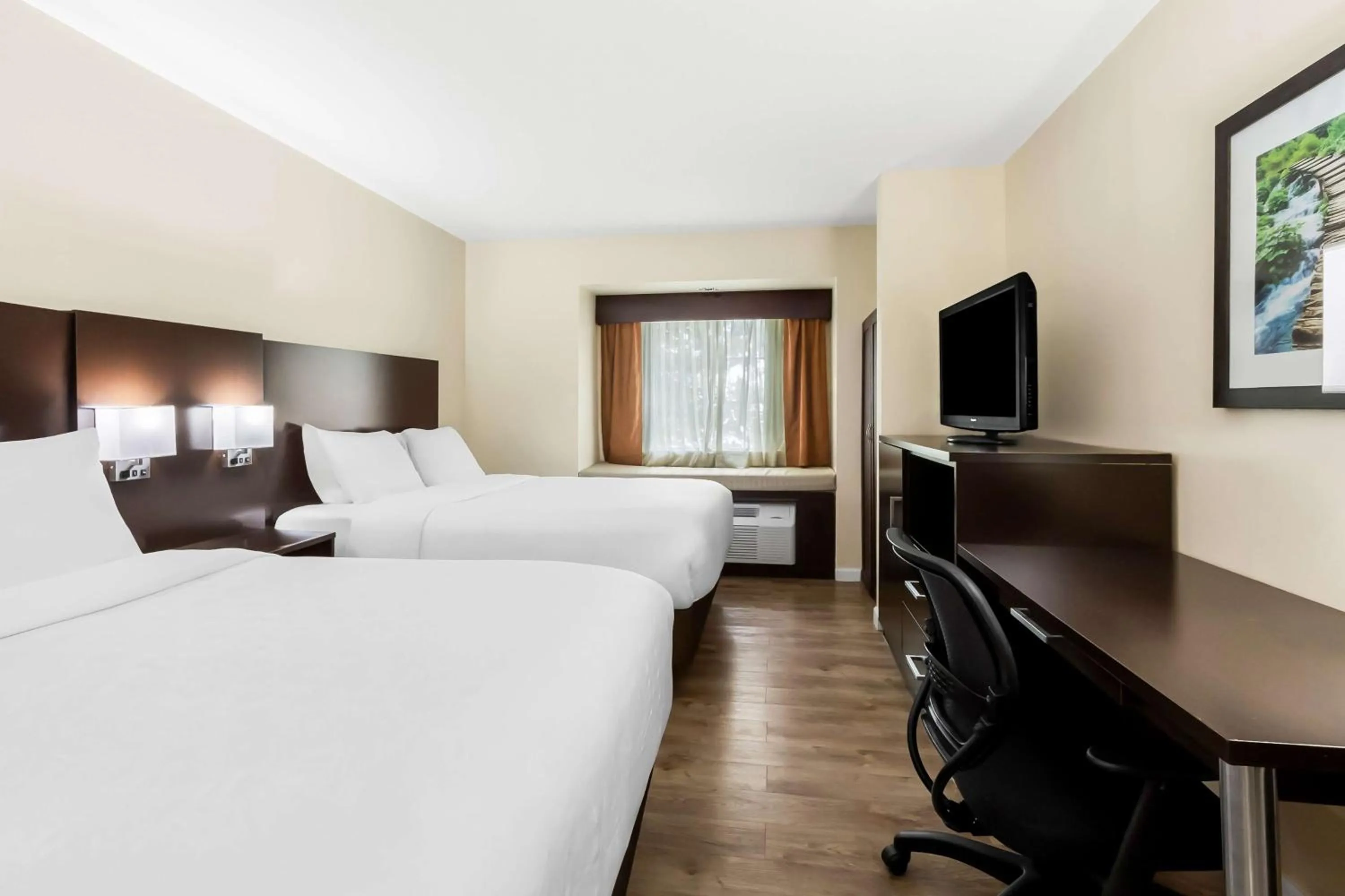 Bedroom, Bed in Best Western Patriots Point