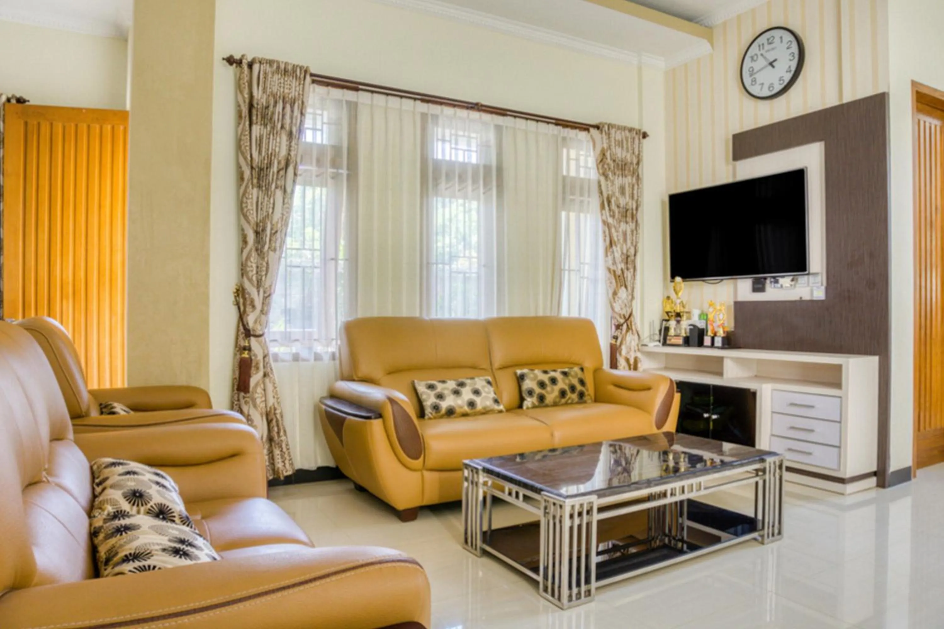 Seating area in RedDoorz @ Jakal Atas KM 10